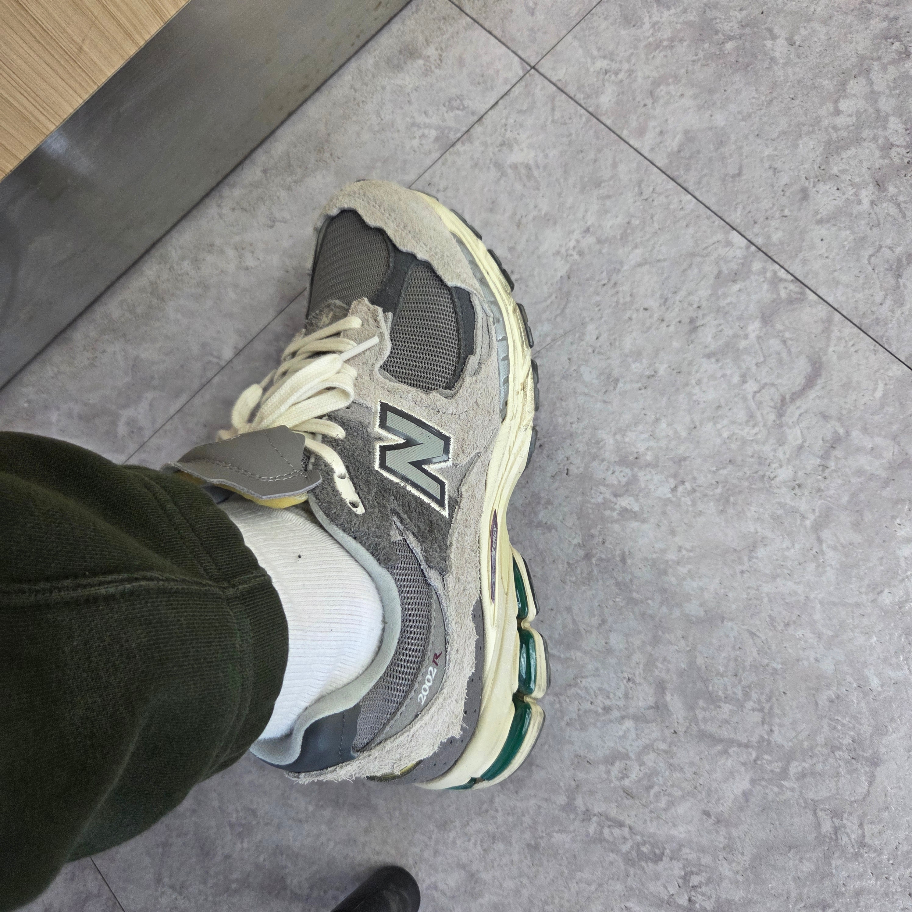 New Balance 2002R Protection Pack Rain Cloud 착용 스타일