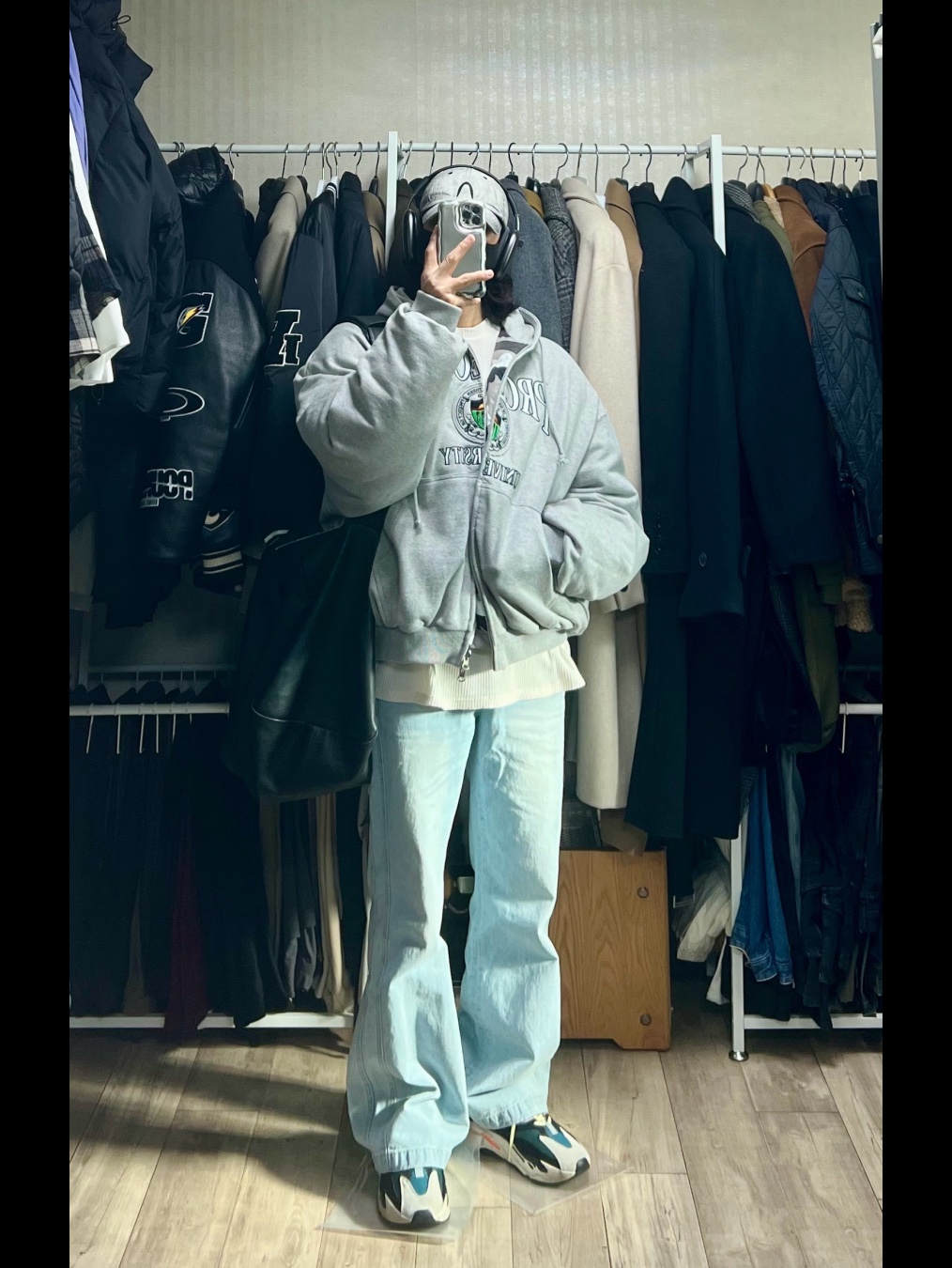 Adidas Yeezy Boost 700 Wave Runner Solid Grey 2021/2022, Project G/R Reversible Hooded Puffer Jacket Grey 착용 스타일