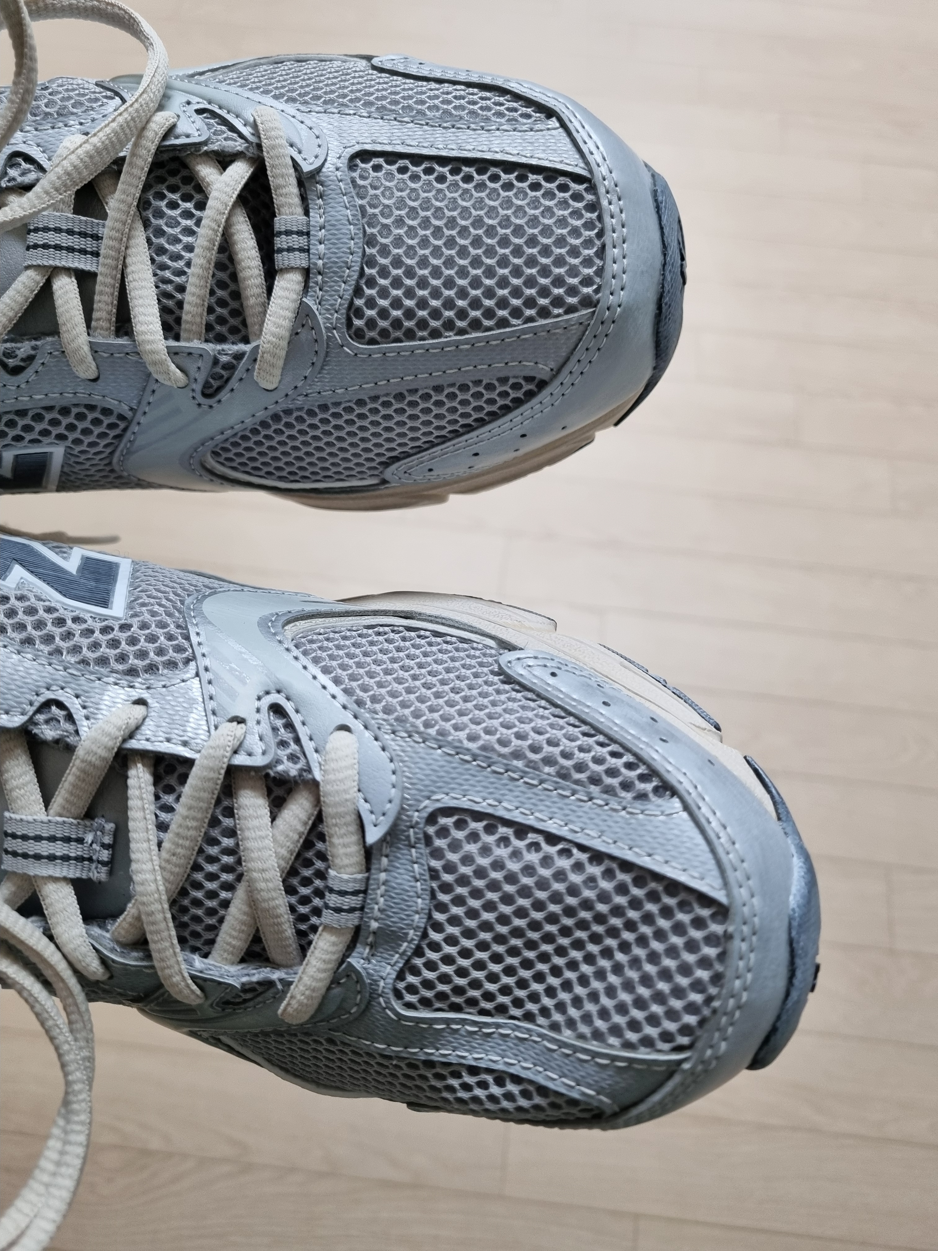 New Balance 530 Vintage Metallic Silver 착용 스타일 - 2