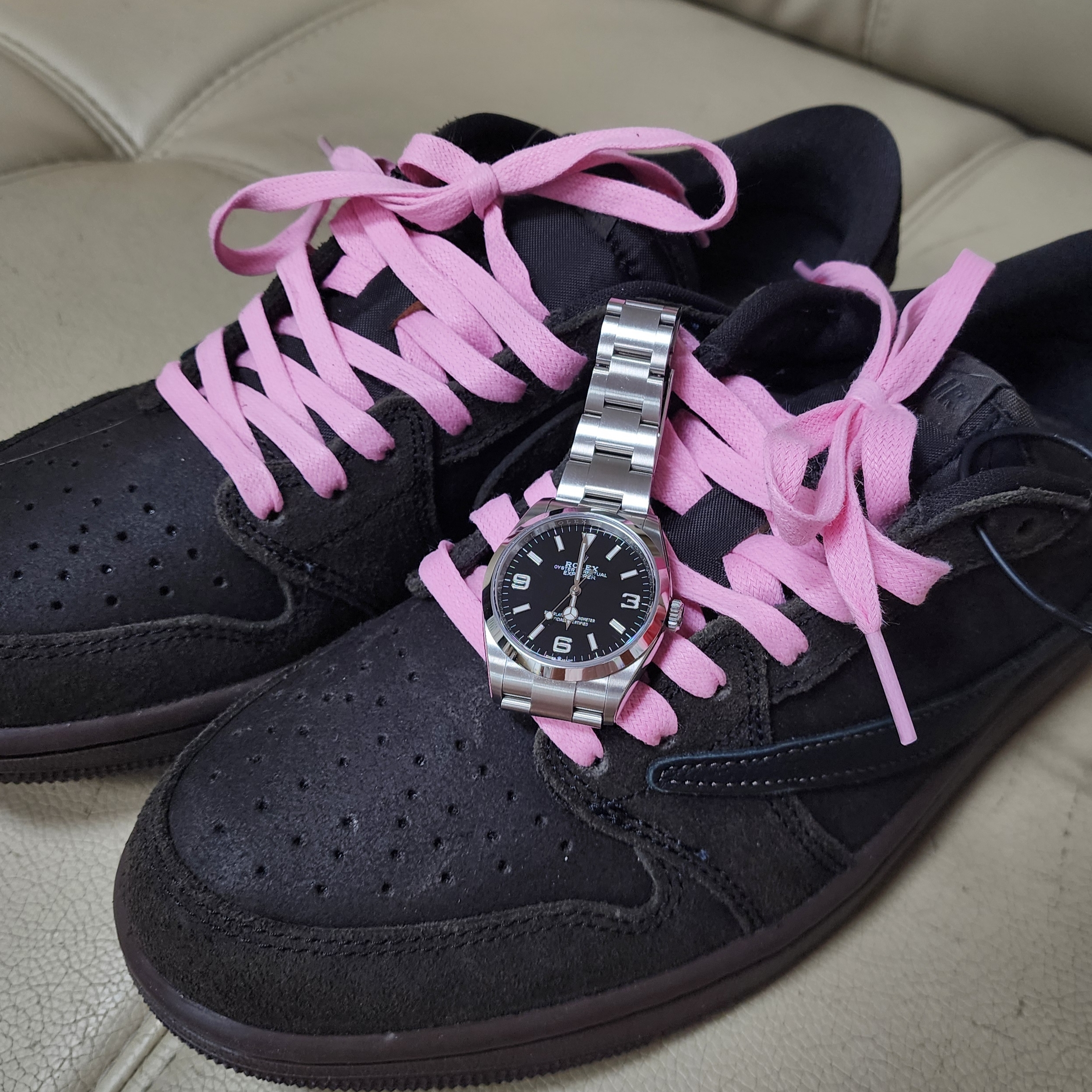 Jordan 1 x Travis Scott Retro Low OG SP Velvet Brown and Dark Mocha, Rolex Explorer 36mm 124270 Black Oyster 착용 스타일 - 2