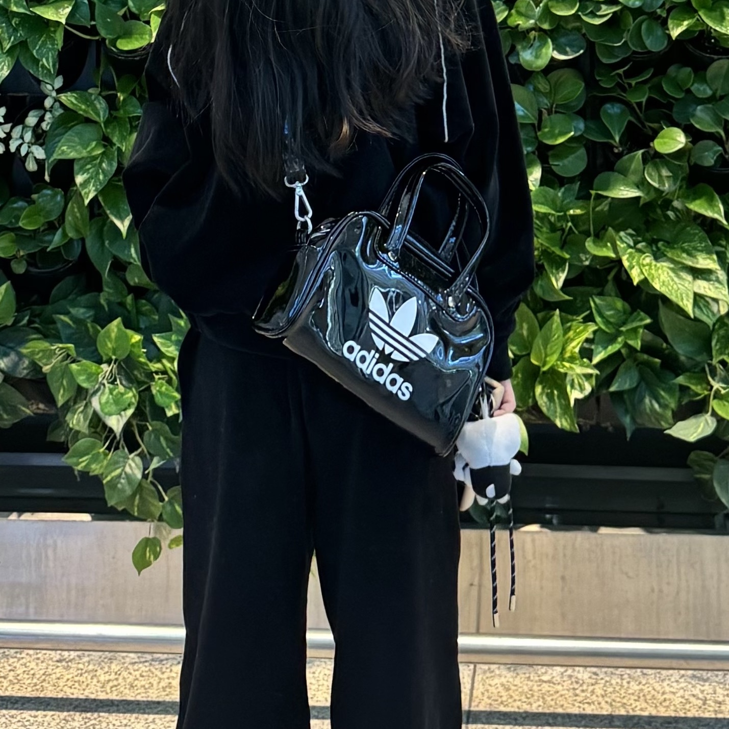Adidas Adicolor Mini Bowling Bag Black White 착용 스타일