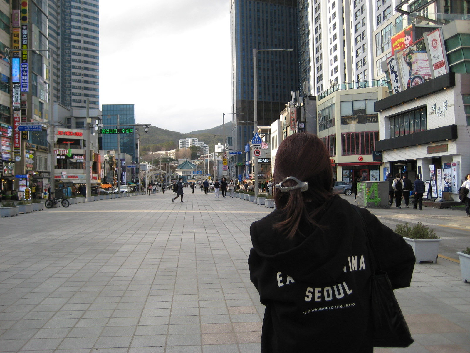 Deus Ex Machina Seoul College Hooded Jacket Black, Cosymosy Ugly Bird Keyring White 착용 스타일 - 1