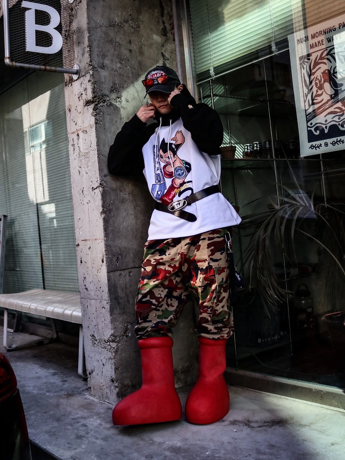 Diesel B-1DR Leather Belt with D Buckle Black, Mischief Rhombus Keyring Black 착용 스타일 - 1