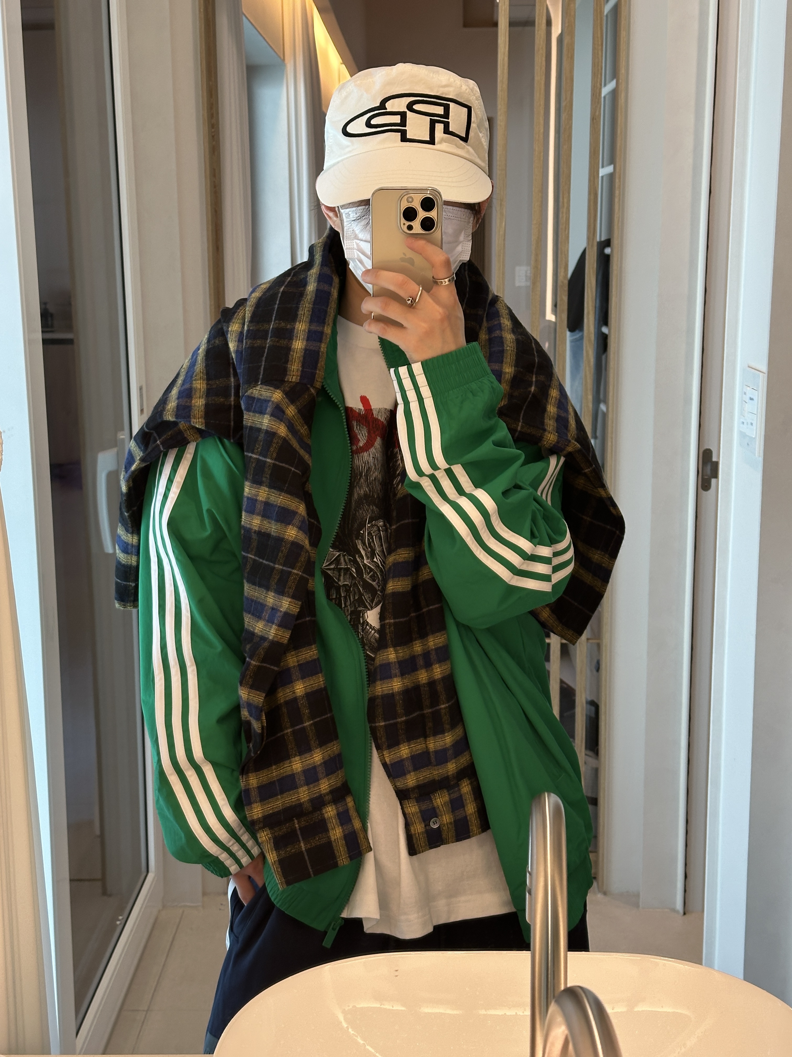 Adidas Adicolor Woven Firebird Track Top Green  - KR Sizing, Balenciaga 10XL Sneakers White Grey Silver Black 착용 스타일 - 4