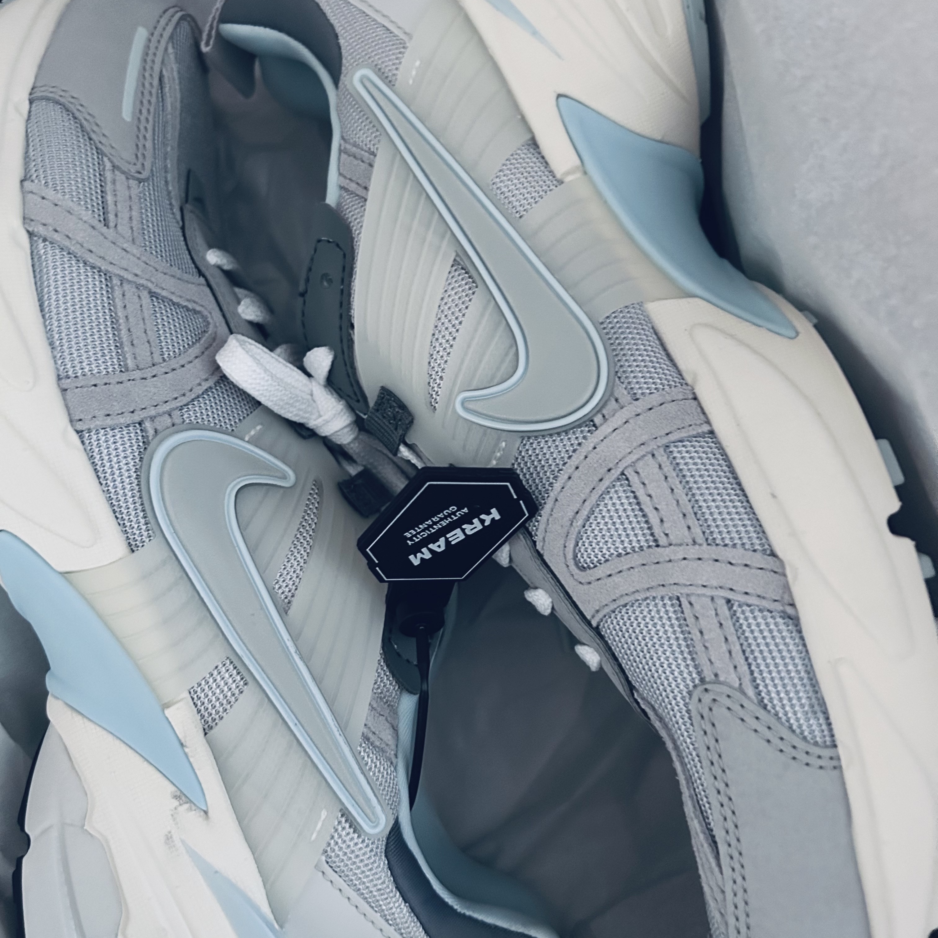 Nike V2K Run Light Bone Metallic Platinum 착용 스타일