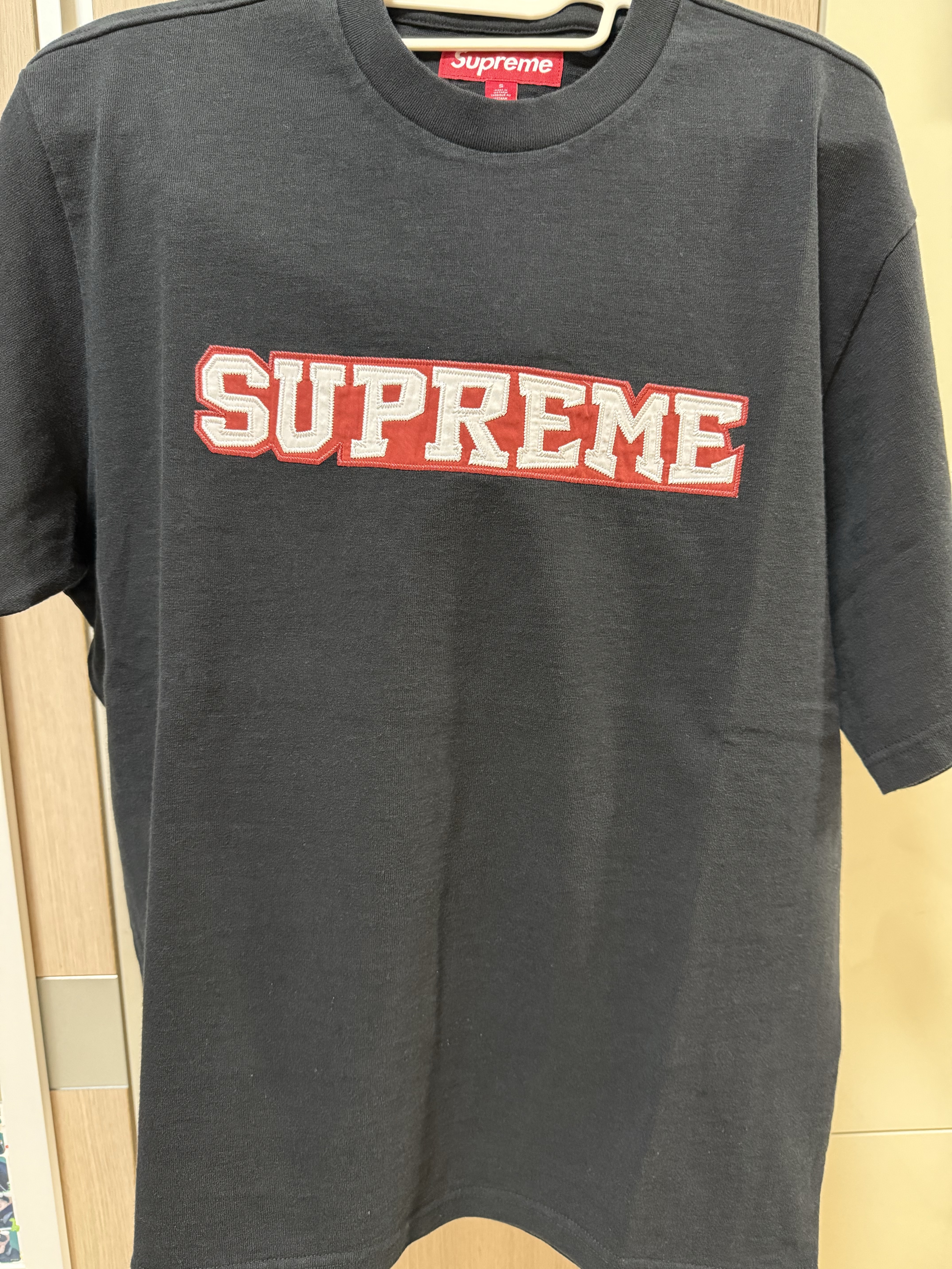 Supreme Small Box Denim Shirt Pink - 25SS, Jordan 1 x Travis Scott Retro Low OG SP Velvet Brown and Dark Mocha 착용 스타일 - 3