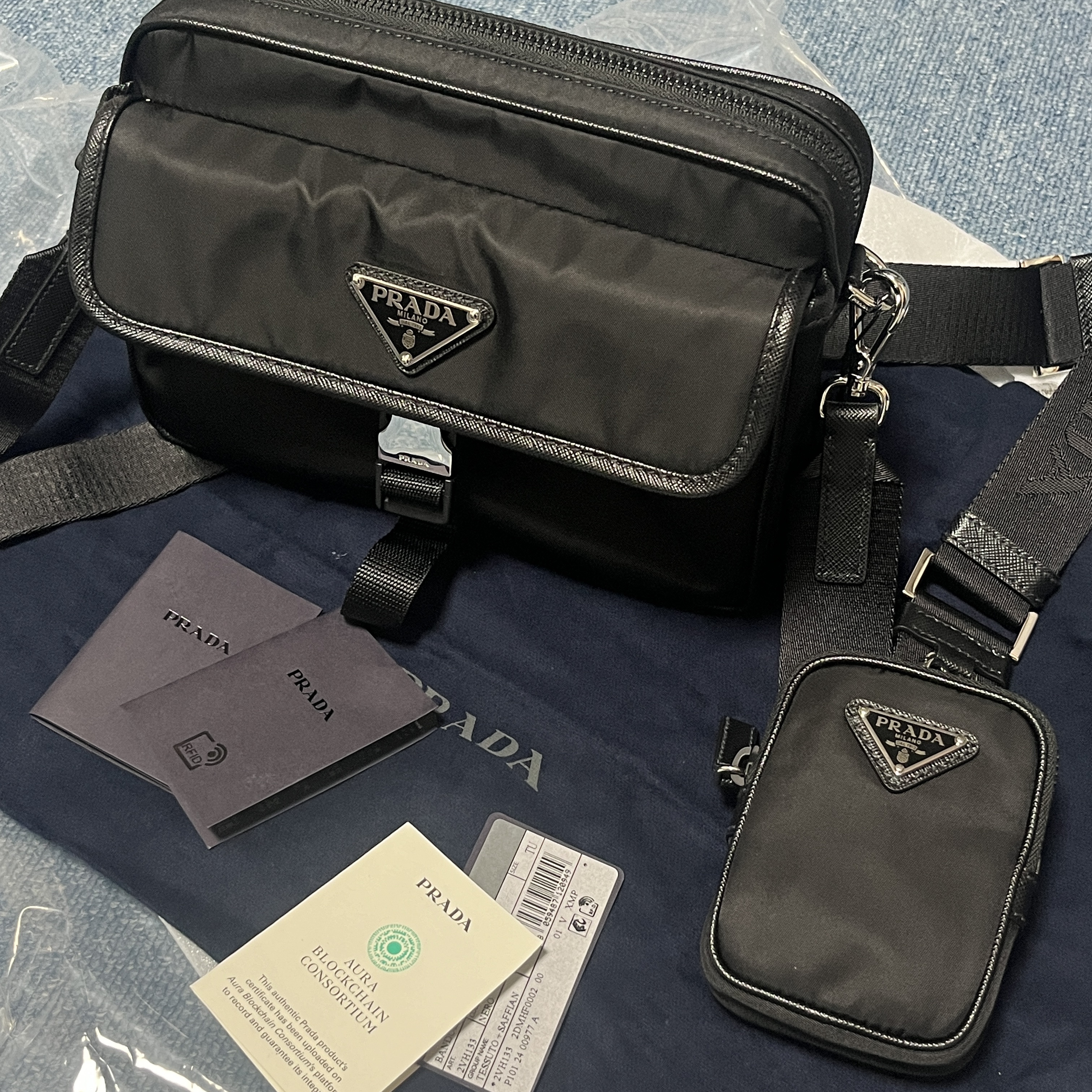 Prada Re-Nylon and Saffiano Leather Shoulder Bag Black 착용 스타일