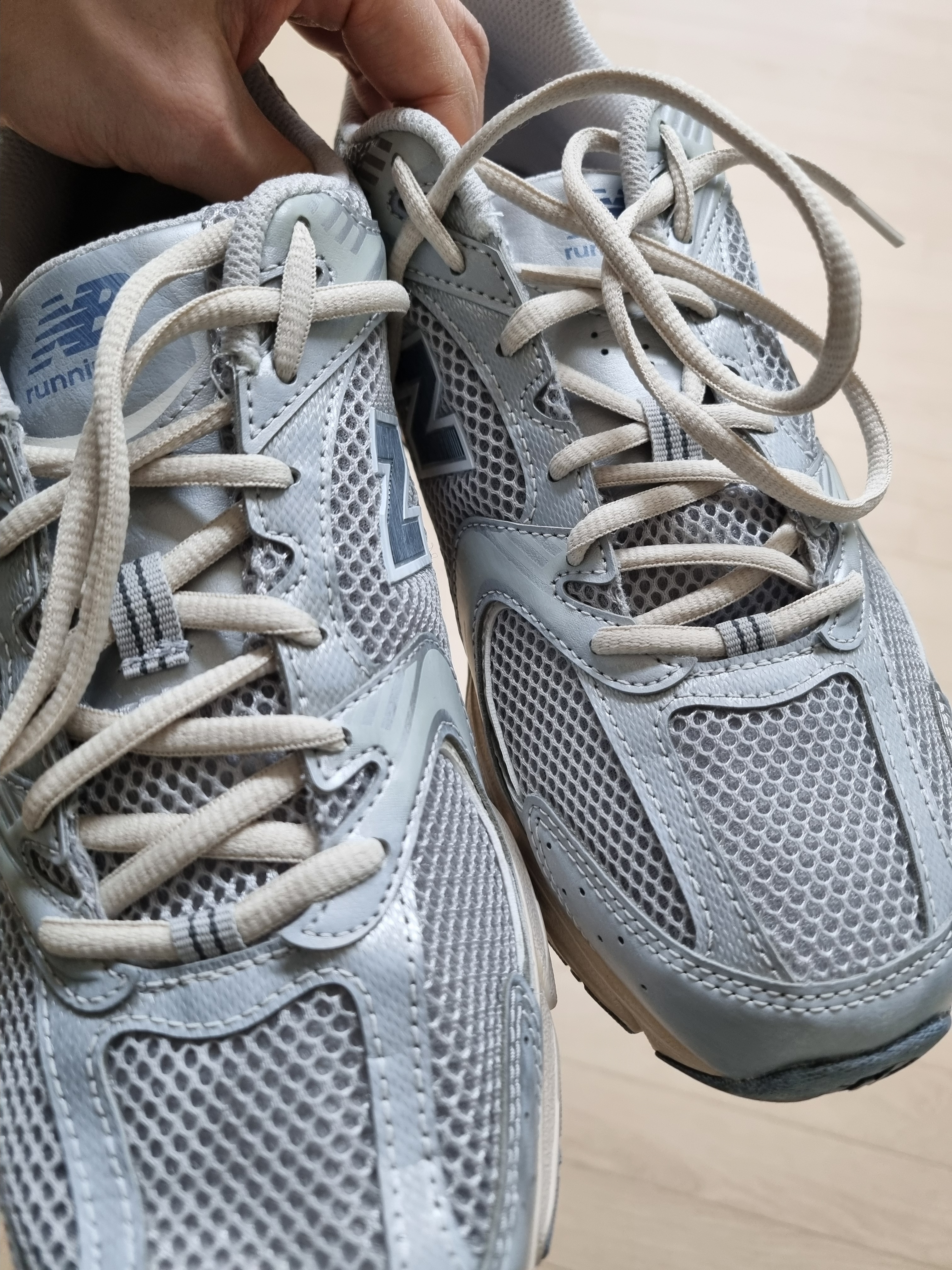 New Balance 530 Vintage Metallic Silver 착용 스타일 - 3