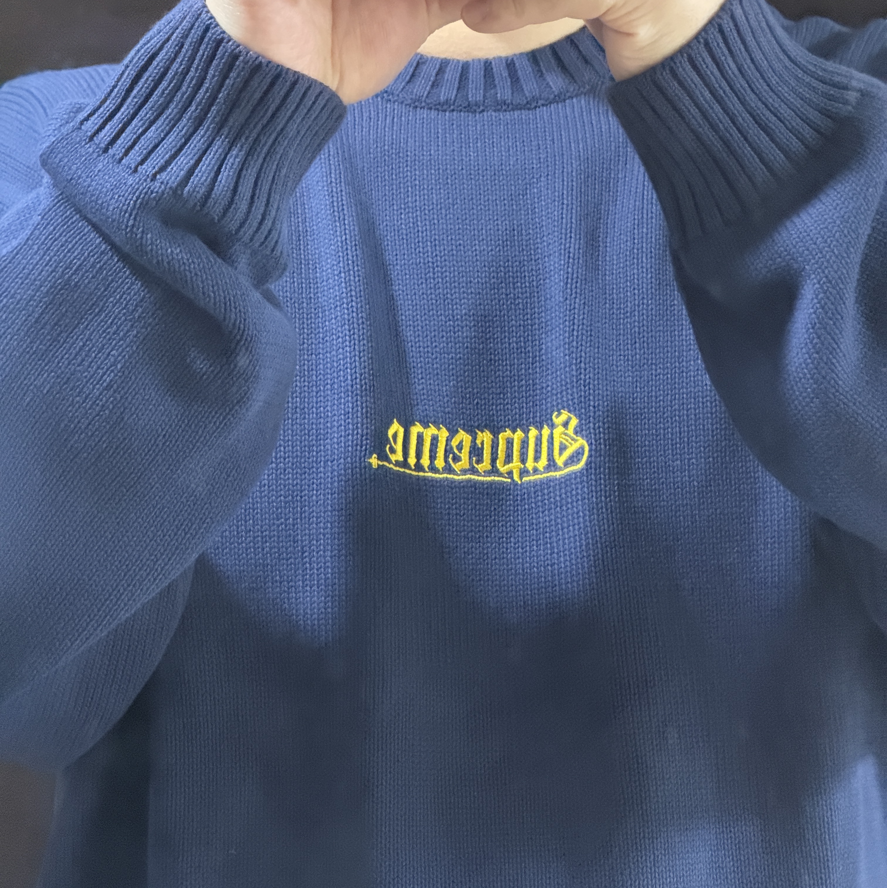Supreme Old English Sweater Navy - 24SS 착용 스타일