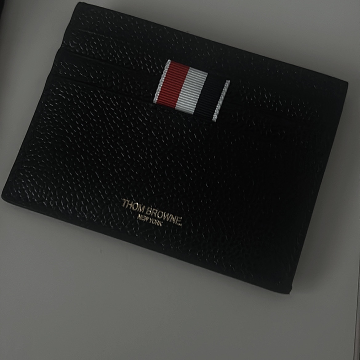 Thom Browne Pebble Grain Leather Stripe Note Compartment Card Holder Black 착용 스타일