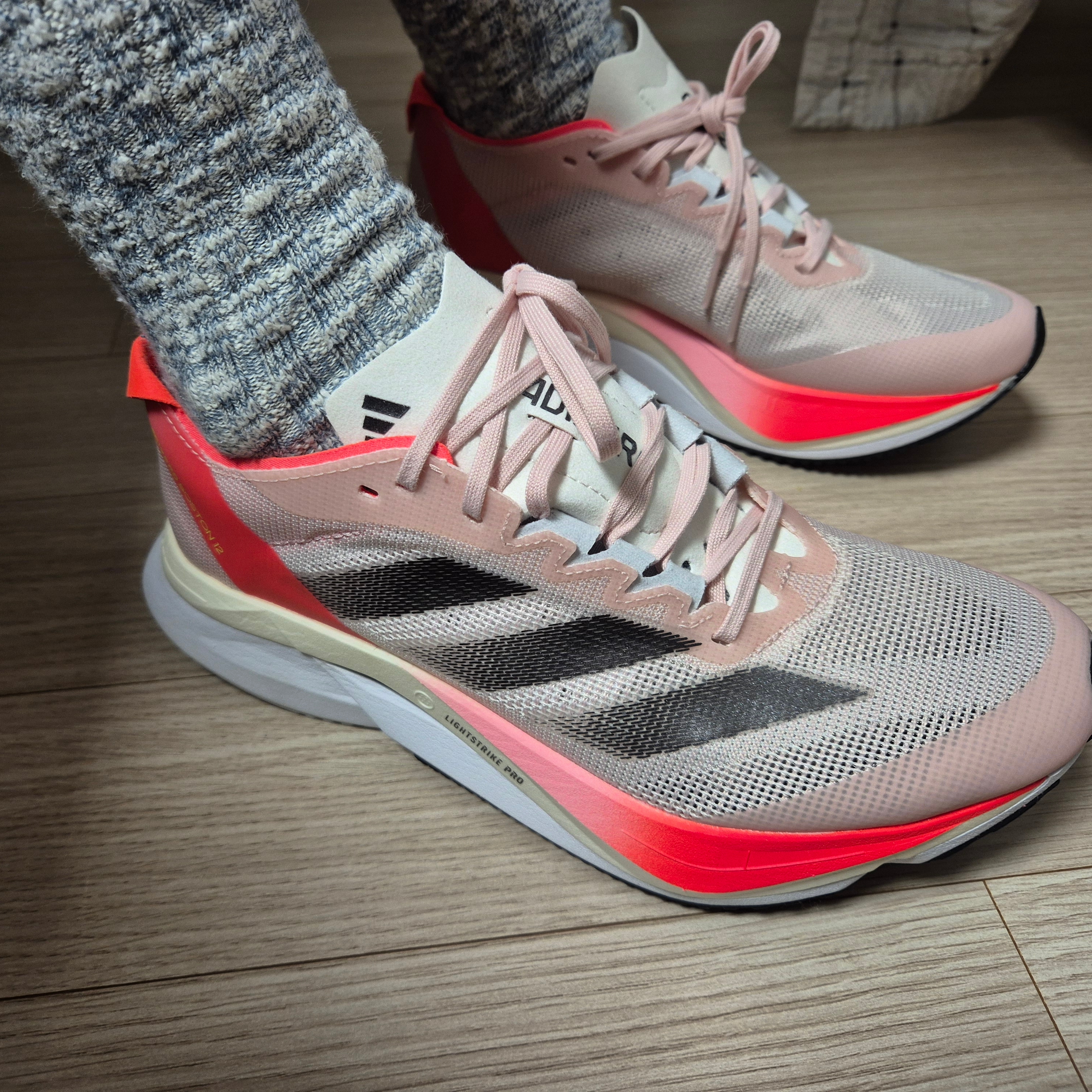 (W) Adidas Adizero Boston 12 Sandy Pink Aurora Met 착용 스타일