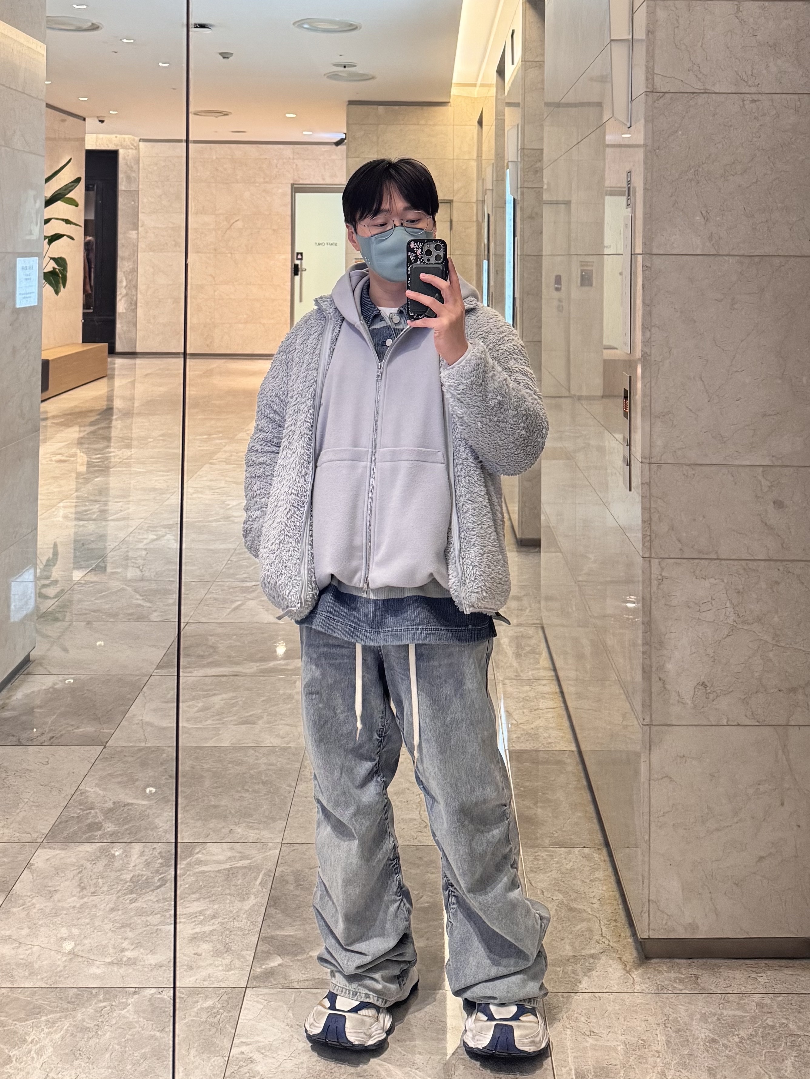 우영미 스트라이프 데님 럭비 롱슬리브 티셔츠 블루 - 24FW, 우영미 오버핏 스트링 후드 집업 블루 - 23FW 착용 스타일 - 1