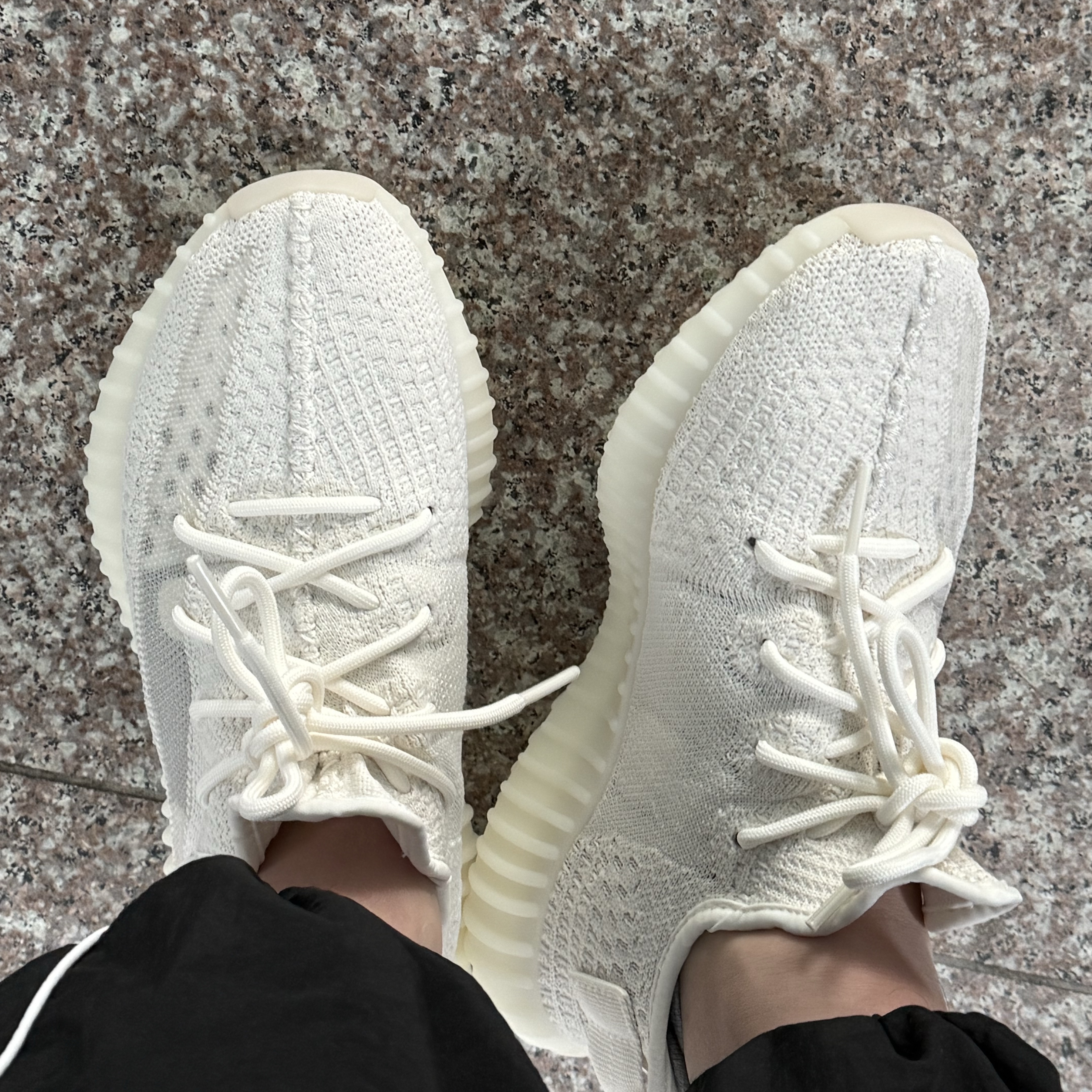 Adidas Yeezy Boost 350 V2 Bone 착용 스타일