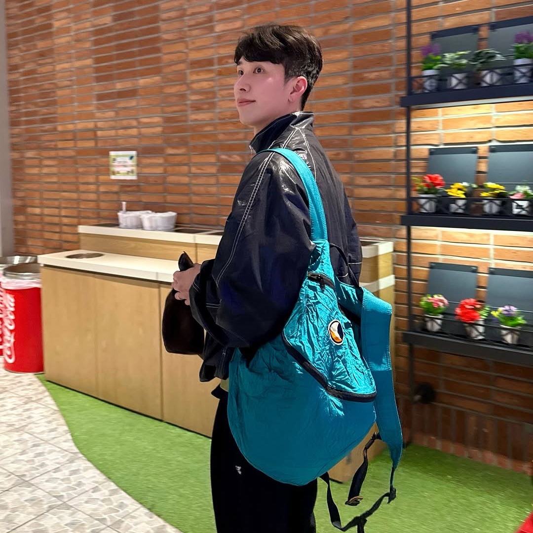 티켓투더문 백팩 플러스 25L 에메랄드 그린 착용 스타일