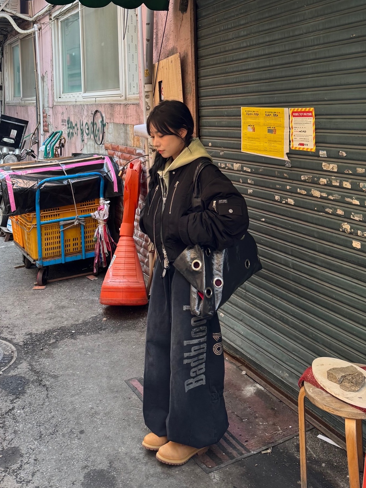 Vacant Archive Dias Inside-out Hood Zip-Up Yellow Green, Vacant Archive Women Melly Padded Bomber Black 착용 스타일 - 1