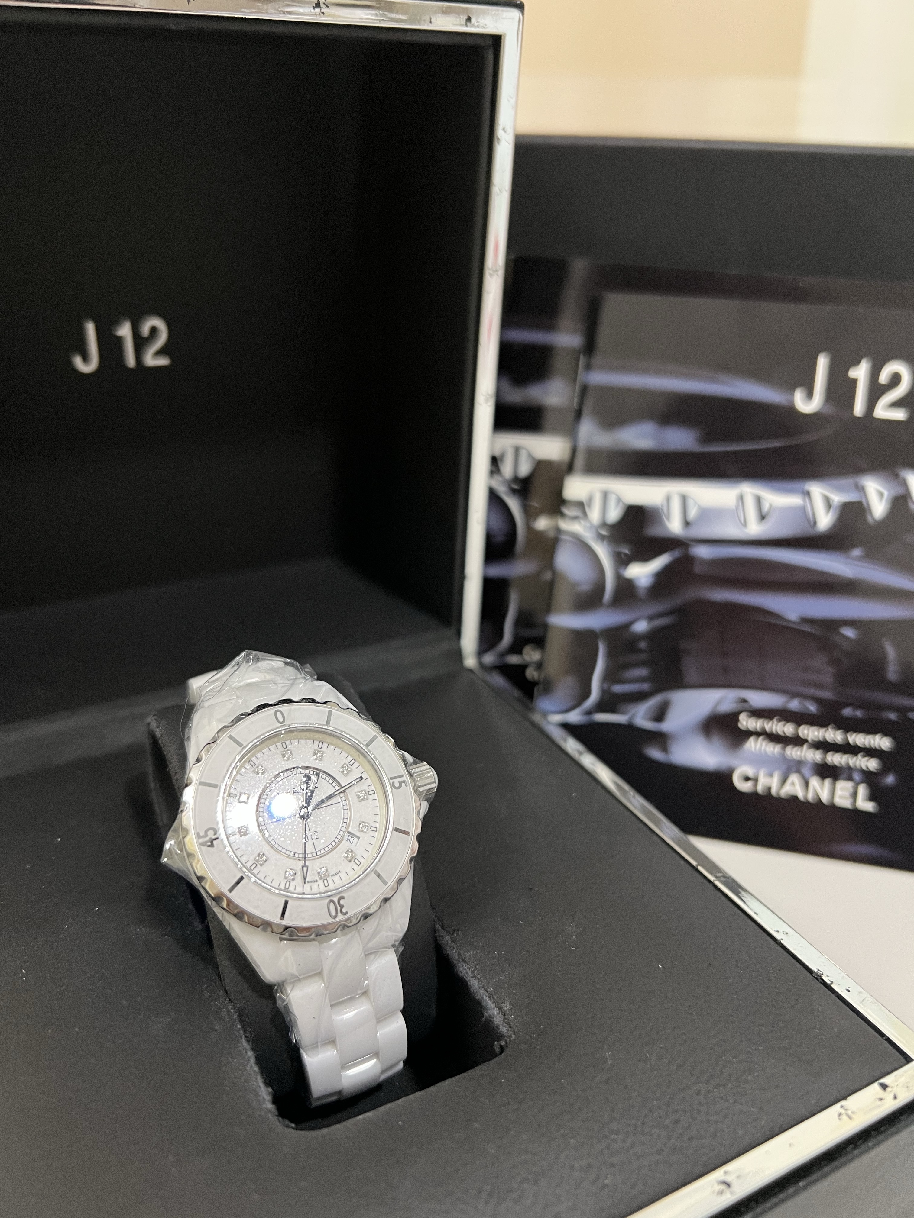 Chanel J12 Watch Caliber 12.1 38mm White Diamond Indicators 착용 스타일 - 2
