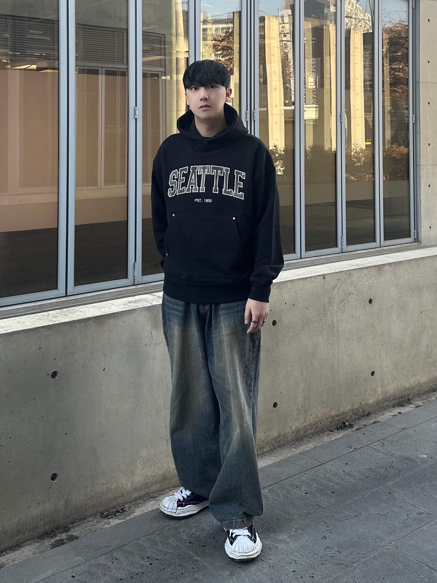 Maison Mihara Yasuhiro Peterson OG Sole Canvas Low Sneakers Black 착용 스타일 - 1