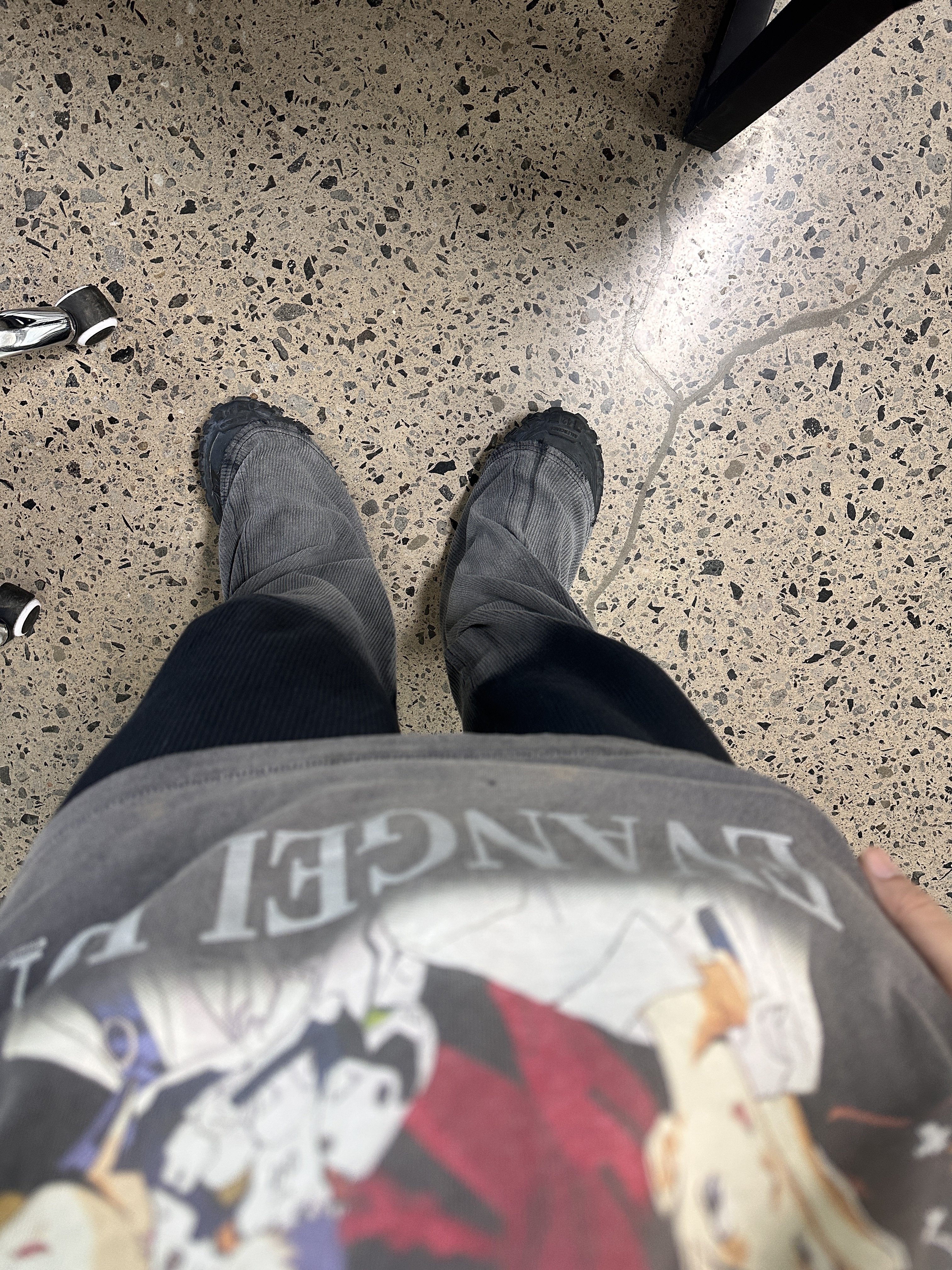 Saint Mxxxxxx x Evangelion Neon S/S T-Shirt Black, Balenciaga Defender Sneakers Black 착용 스타일 - 1