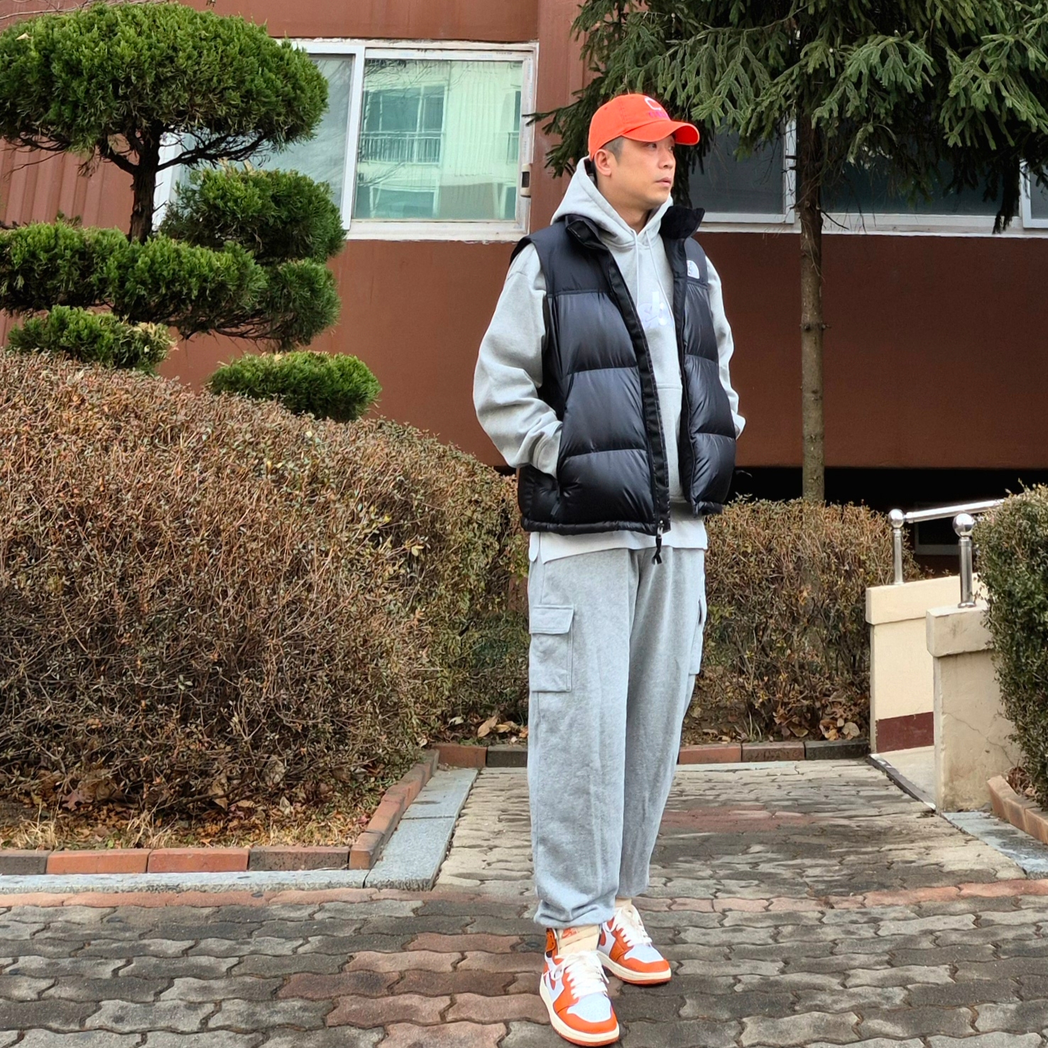(W) Jordan 1 Retro High OG Starfish, The North Face Nuptse On Ball Vest Black 착용 스타일 - 3