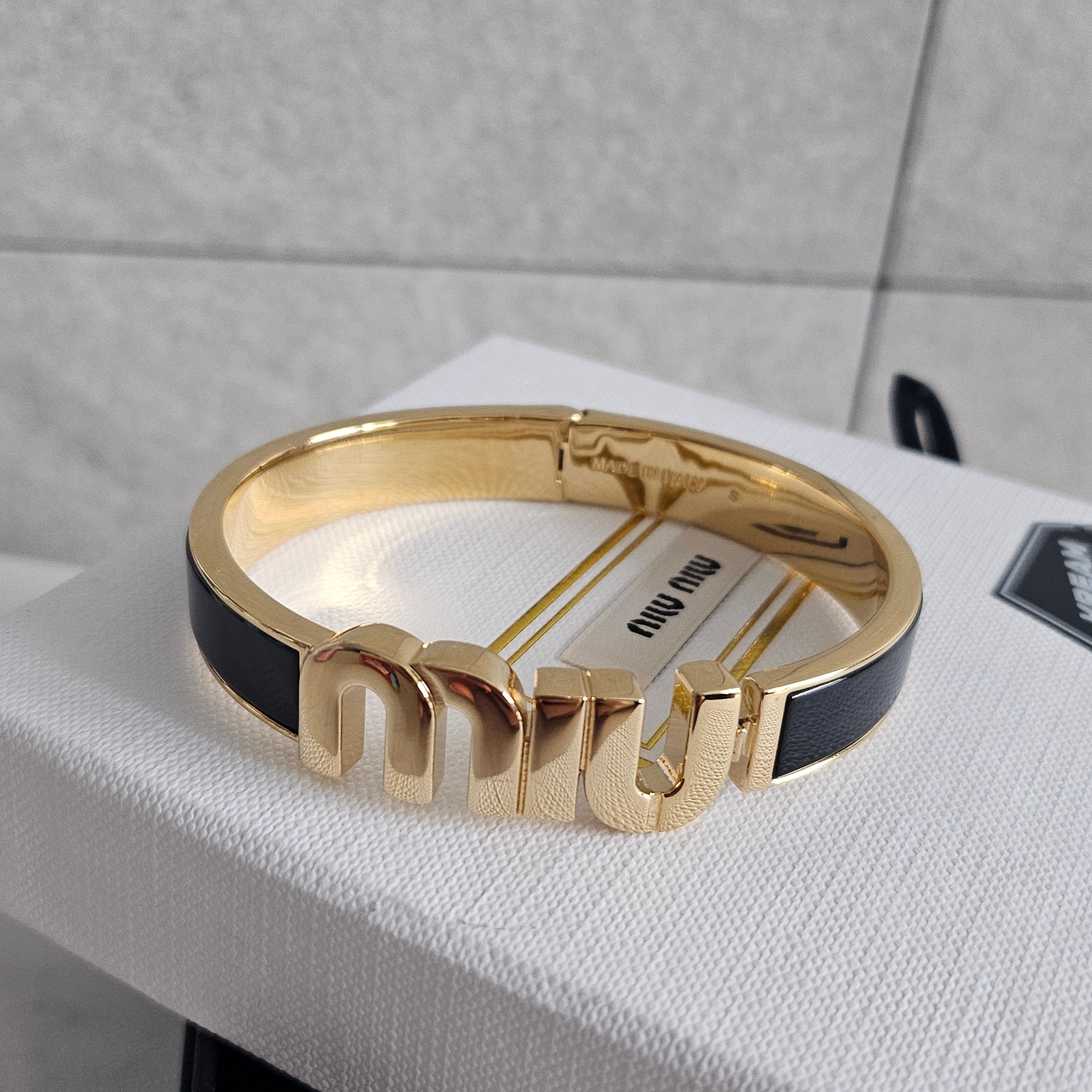 (W) Miu Miu Enamel Metal Bracelet Black 착용 스타일