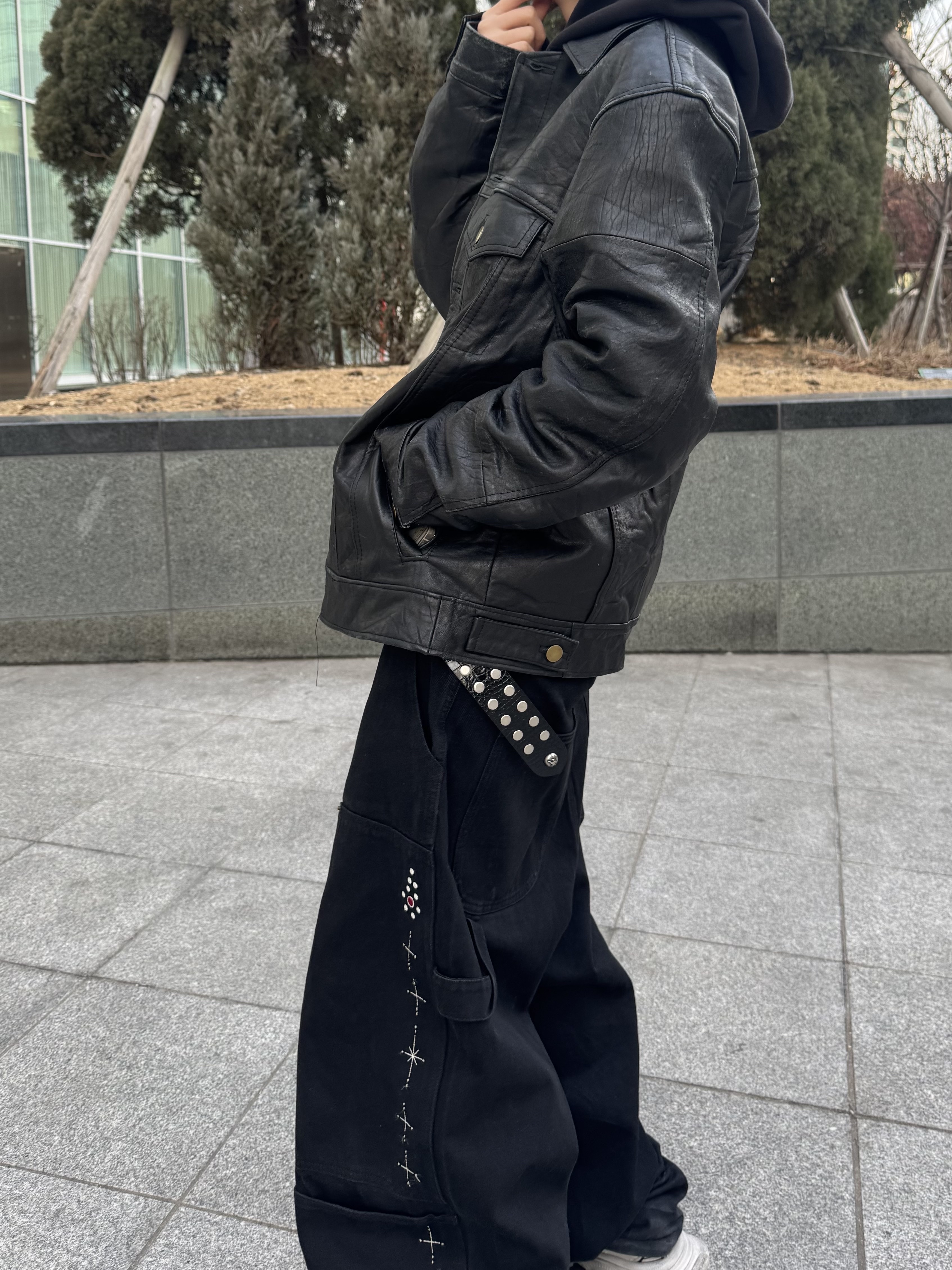 Yeezy YZY Zip-Up Hoodie Black, Balenciaga 3XL Sneakers White Black 착용 스타일 - 1