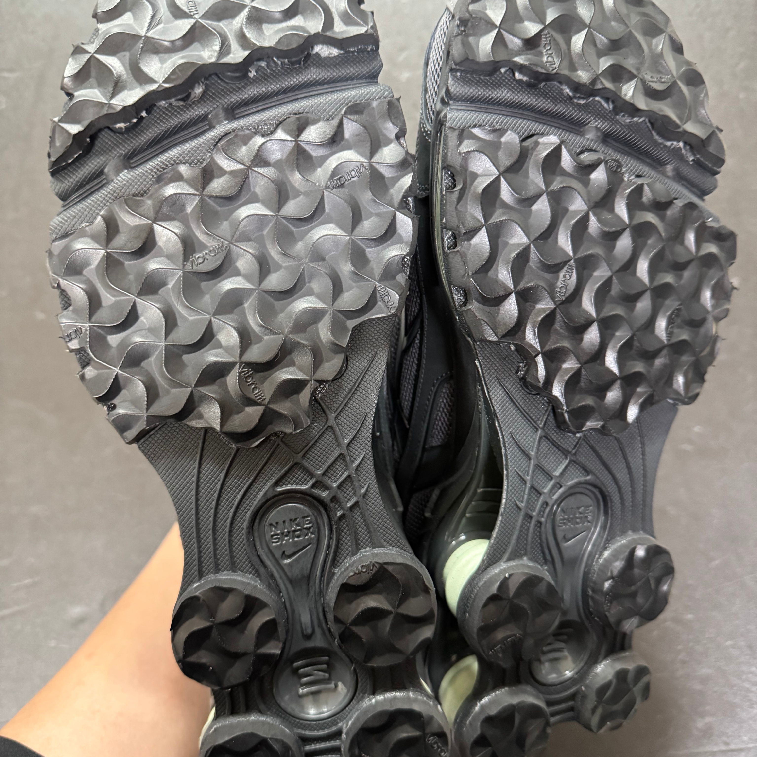 Nike Shox Ride 2 Iron Grey and Anthracite 착용 스타일 - 2