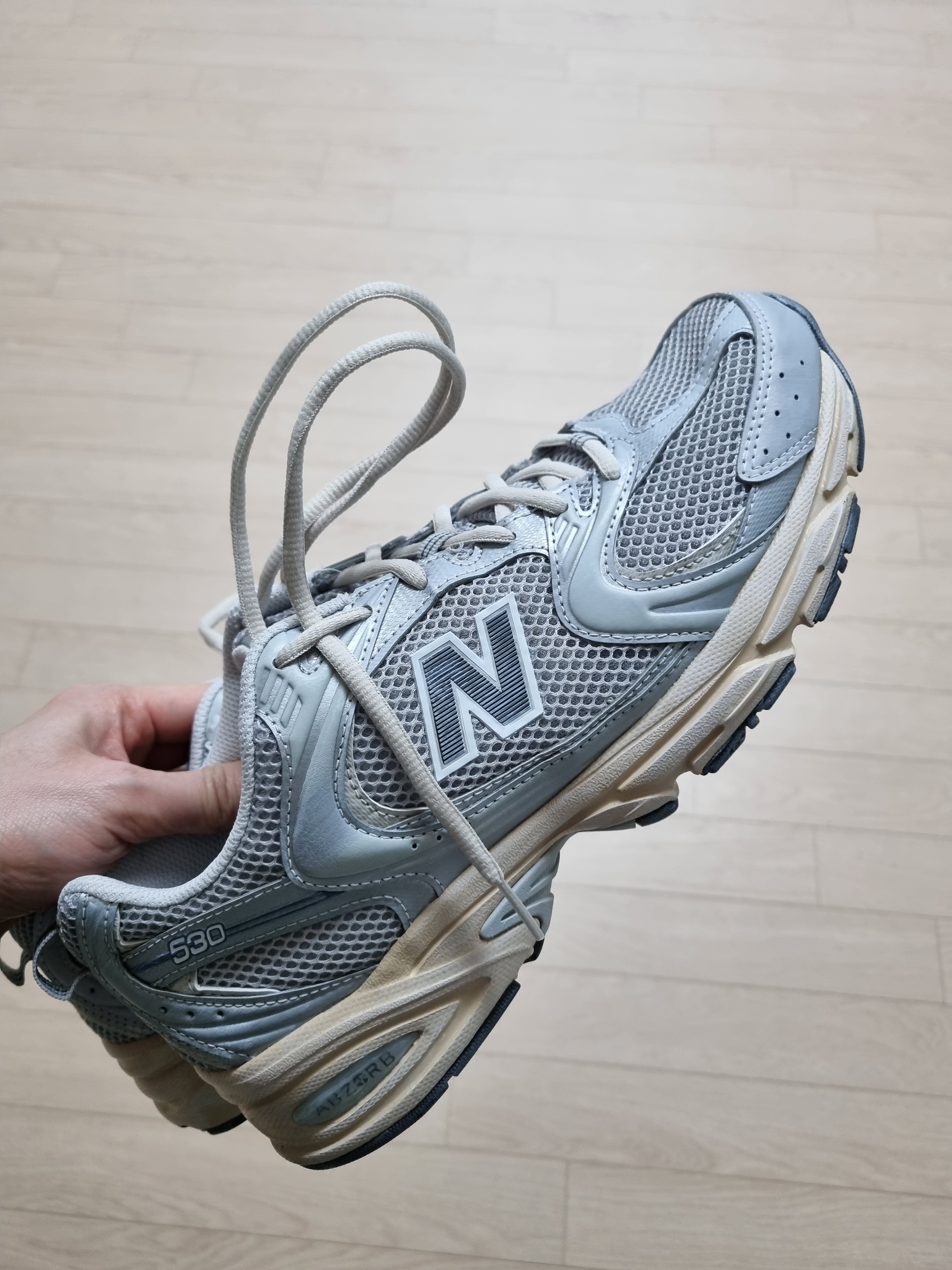 New Balance 530 Vintage Metallic Silver 착용 스타일 - 1