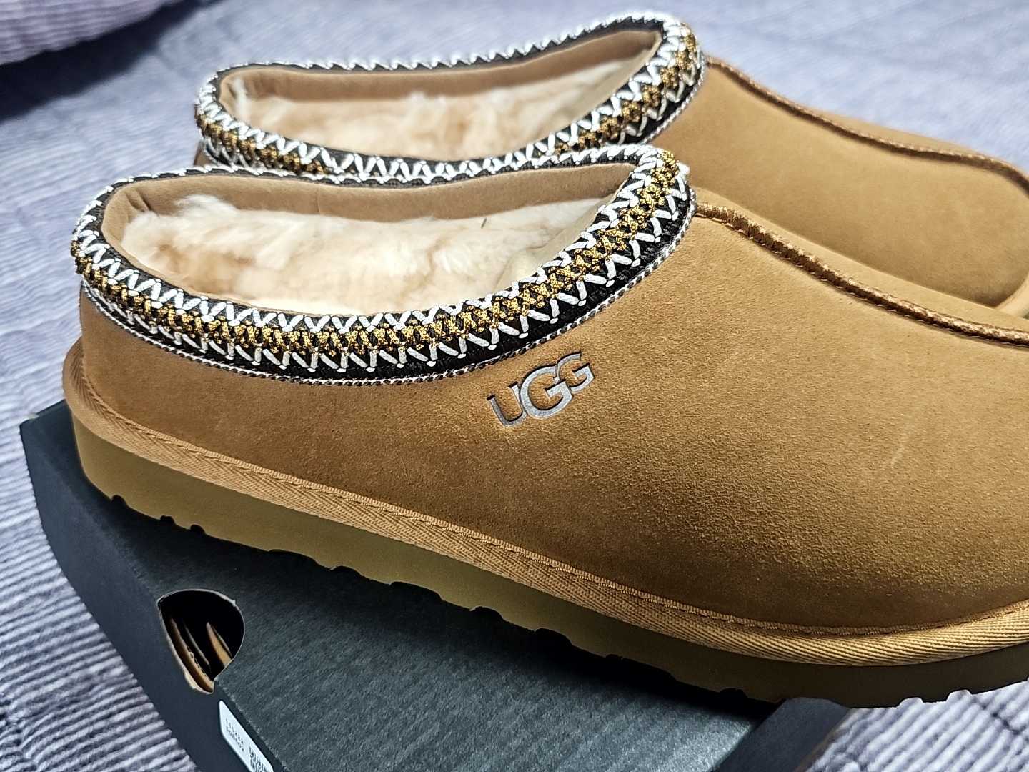 UGG Tasman Slipper Chestnut 착용 스타일 - 2