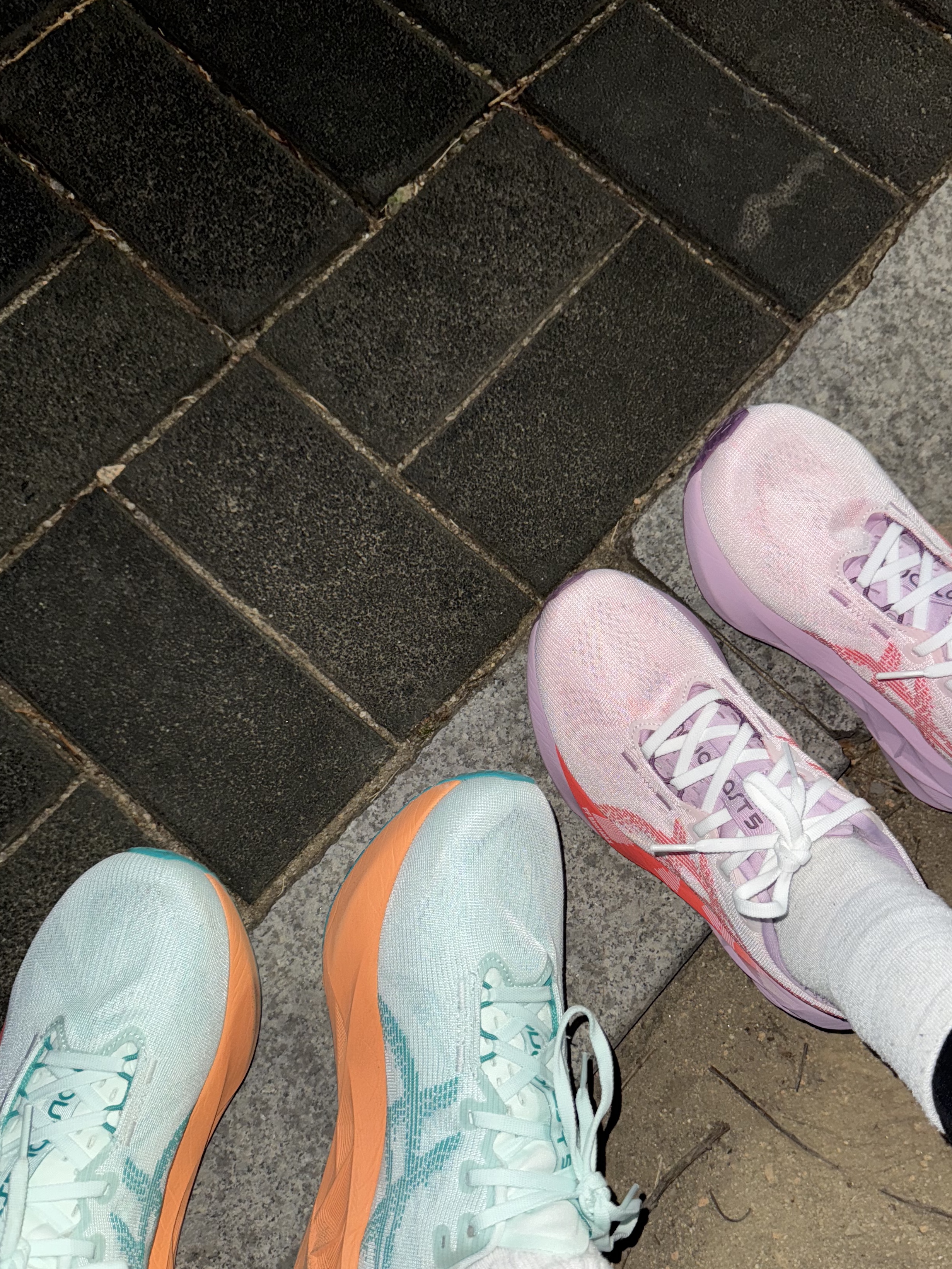 (W) Asics Novablast 5 White Coral Reef - D Wide, (W) Asics Novablast 5 White Coral Reef 착용 스타일 - 3