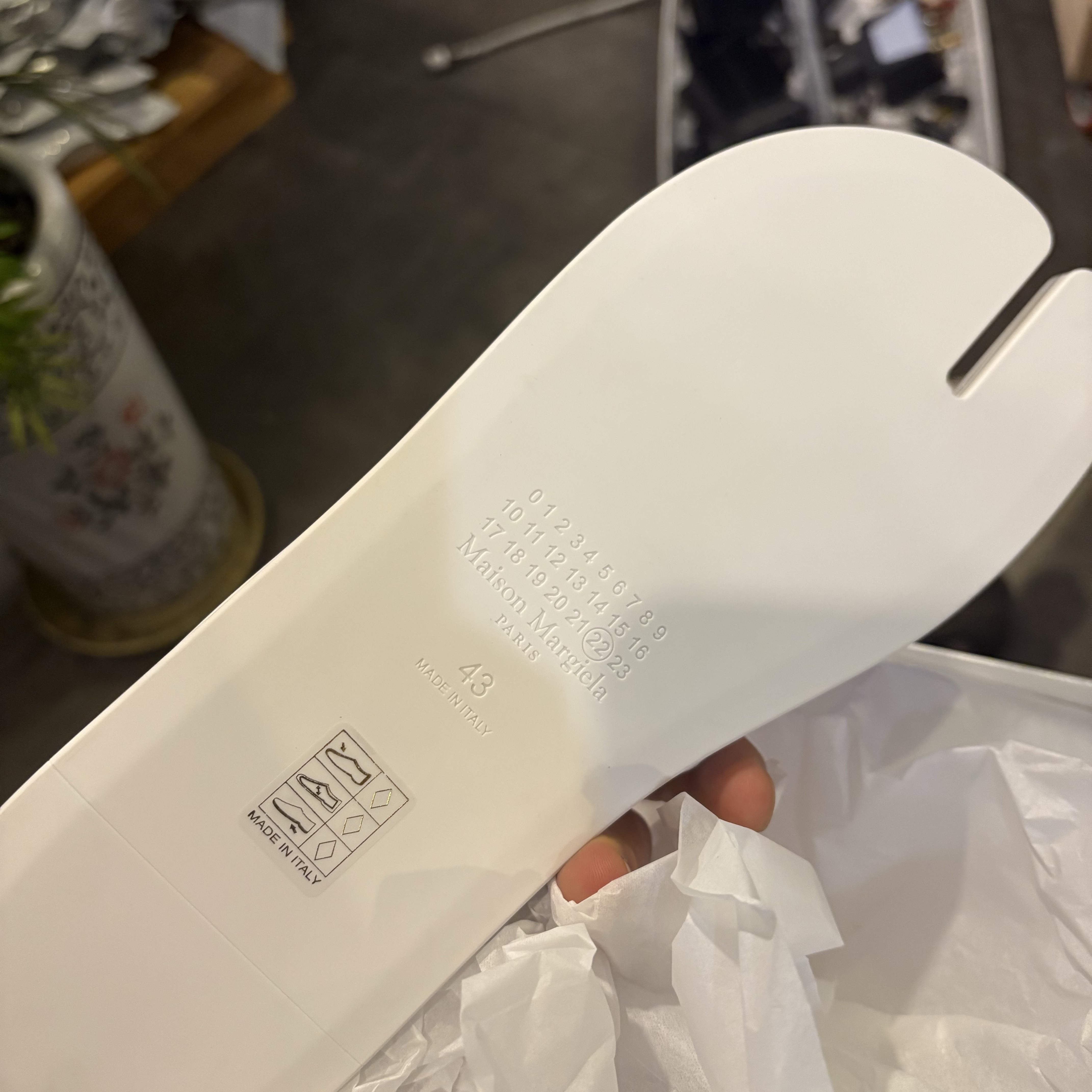 Maison Margiela Tabi Thong Sandal White 착용 스타일 - 1