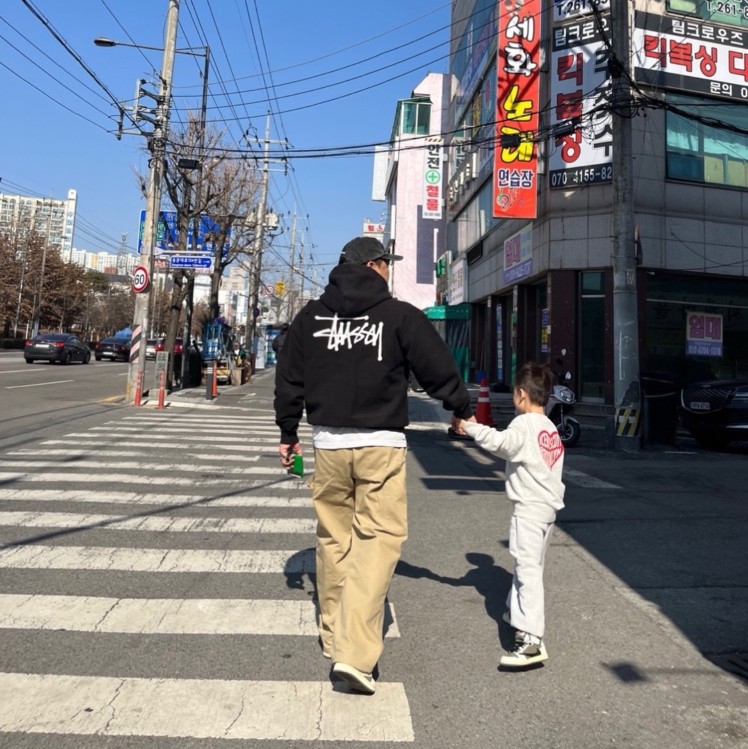 (PS) Jordan 1 x Travis Scott Retro Low OG SP Reverse Olive, Supreme Pigment S Logo 6-Panel Black - 24FW 착용 스타일 - 2