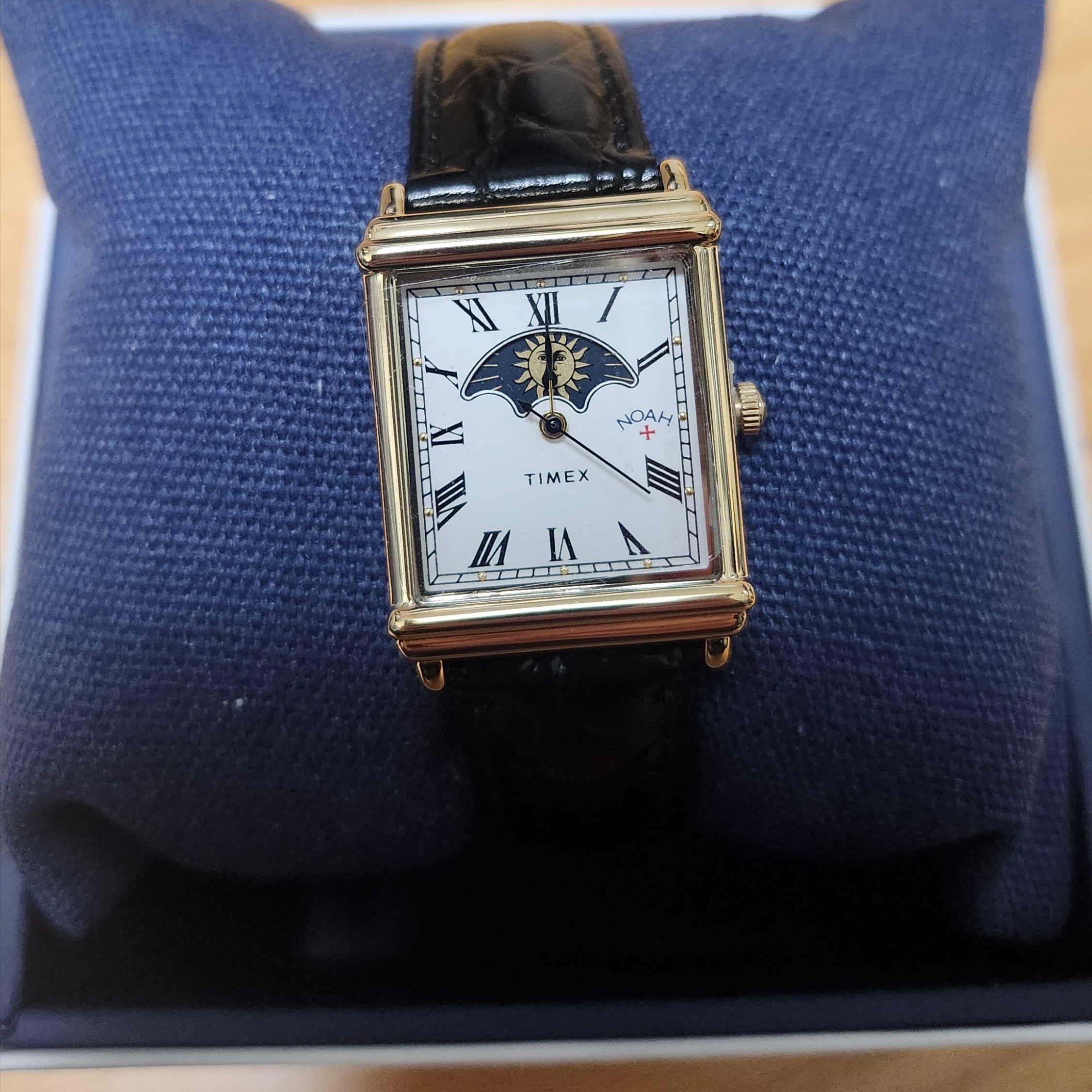Timex x Noah Sun and Moon Watch Black Gold 착용 스타일