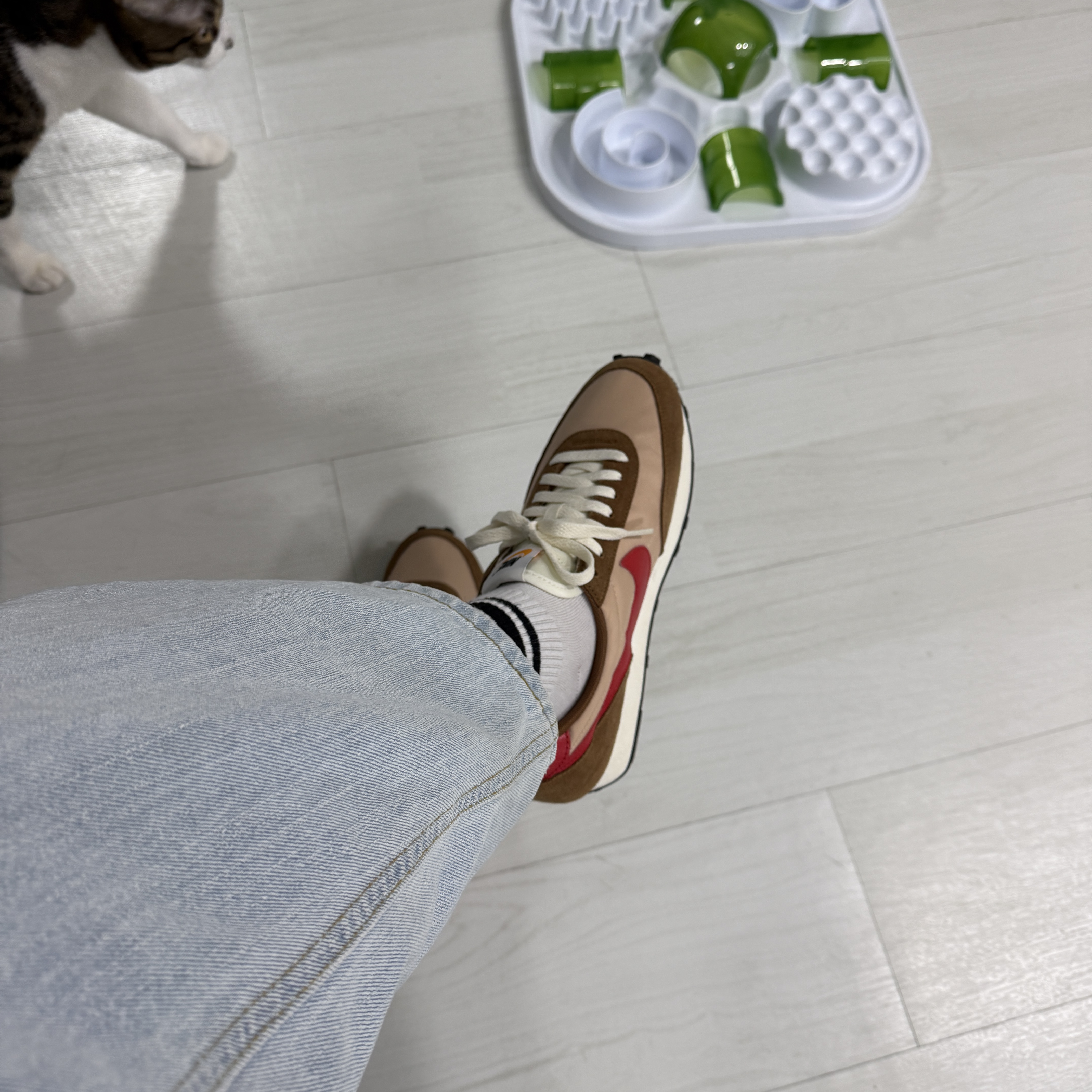 (W) Nike Daybreak Shimmer University Red, Casetify x Maison Kitsune iPhone Black Magsafe Impact Case Matte Black 착용 스타일 - 2