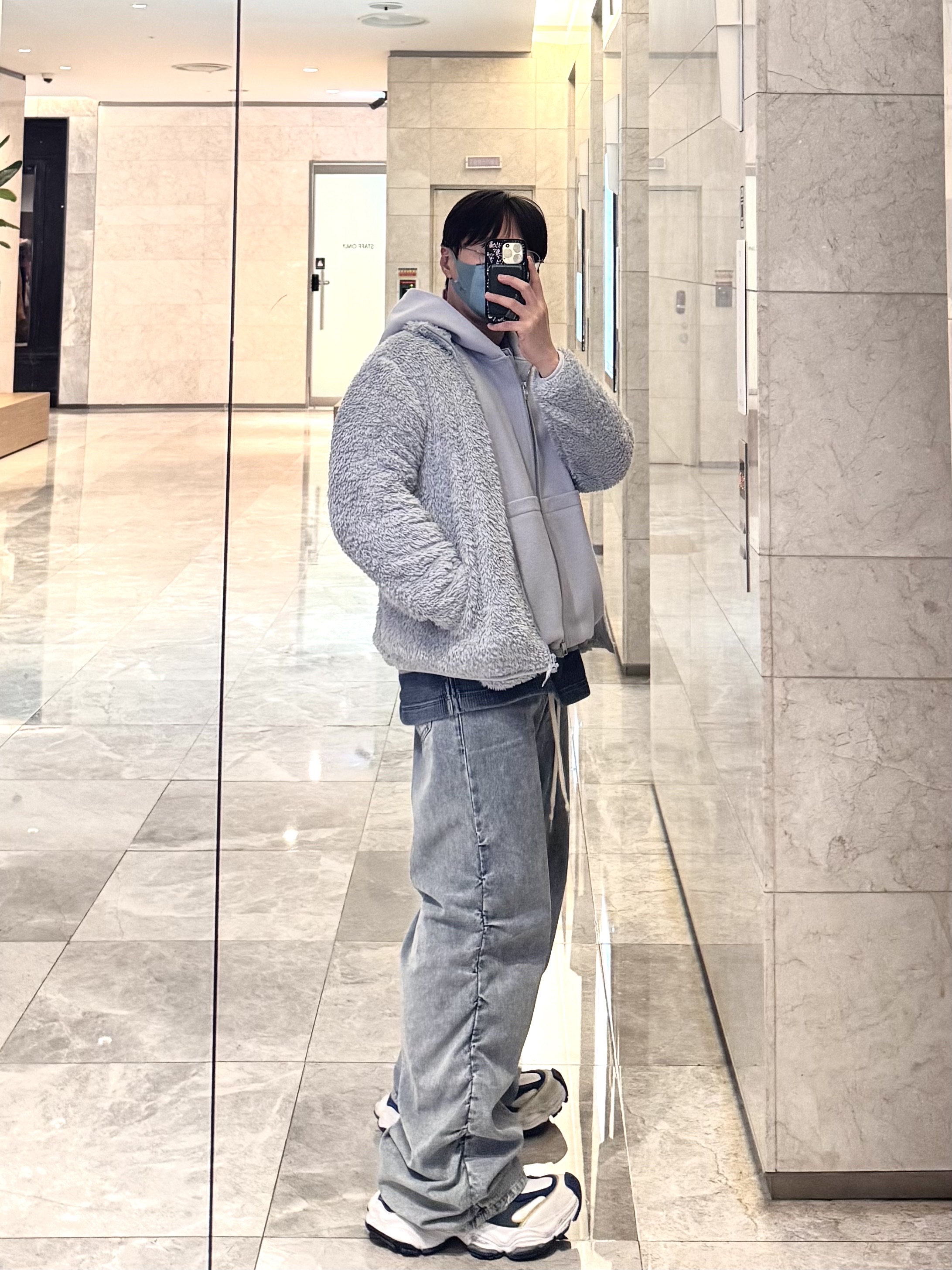 우영미 스트라이프 데님 럭비 롱슬리브 티셔츠 블루 - 24FW, 우영미 오버핏 스트링 후드 집업 블루 - 23FW 착용 스타일 - 3