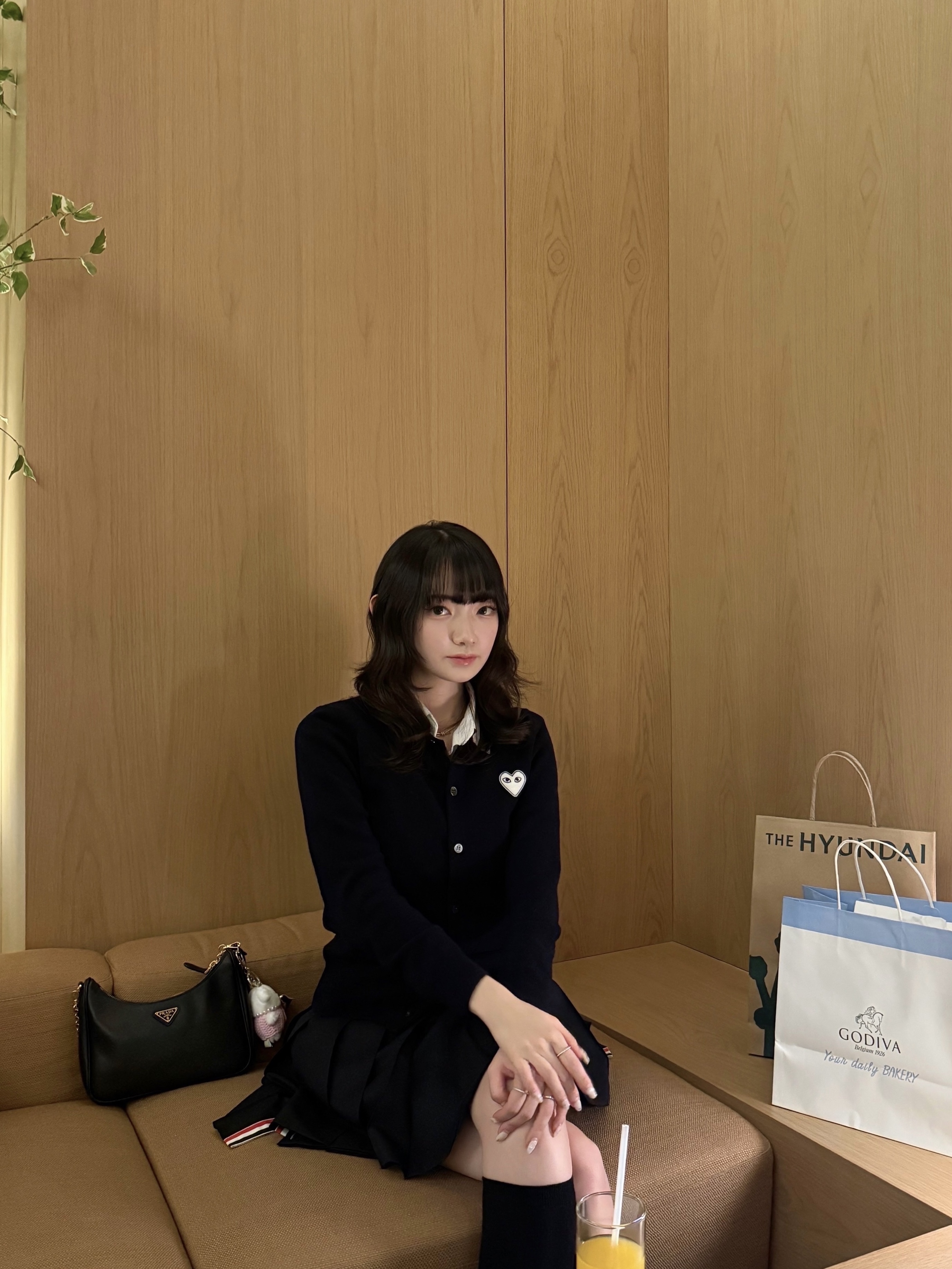 (W) Thom Browne School Uniform Plain Weave Grosgrain Stripe Dropped Back Pleated Mini Skirt Navy, (W) Play Comme des Garcons White Heart Knit Cardigan Navy 착용 스타일 - 1