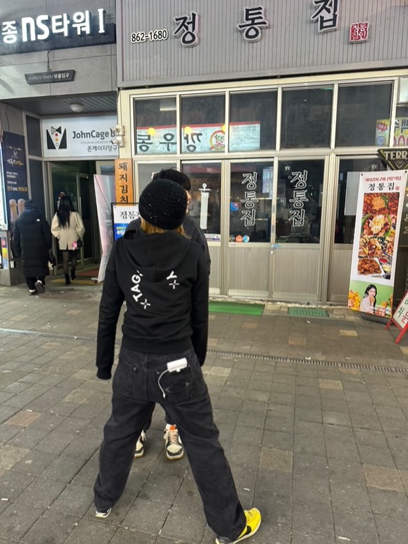 (W) Mischief Rhombus Slouchy Jeans Black, Safarispot 1/2 S.T.C CITY HOODIE BALCK 착용 스타일