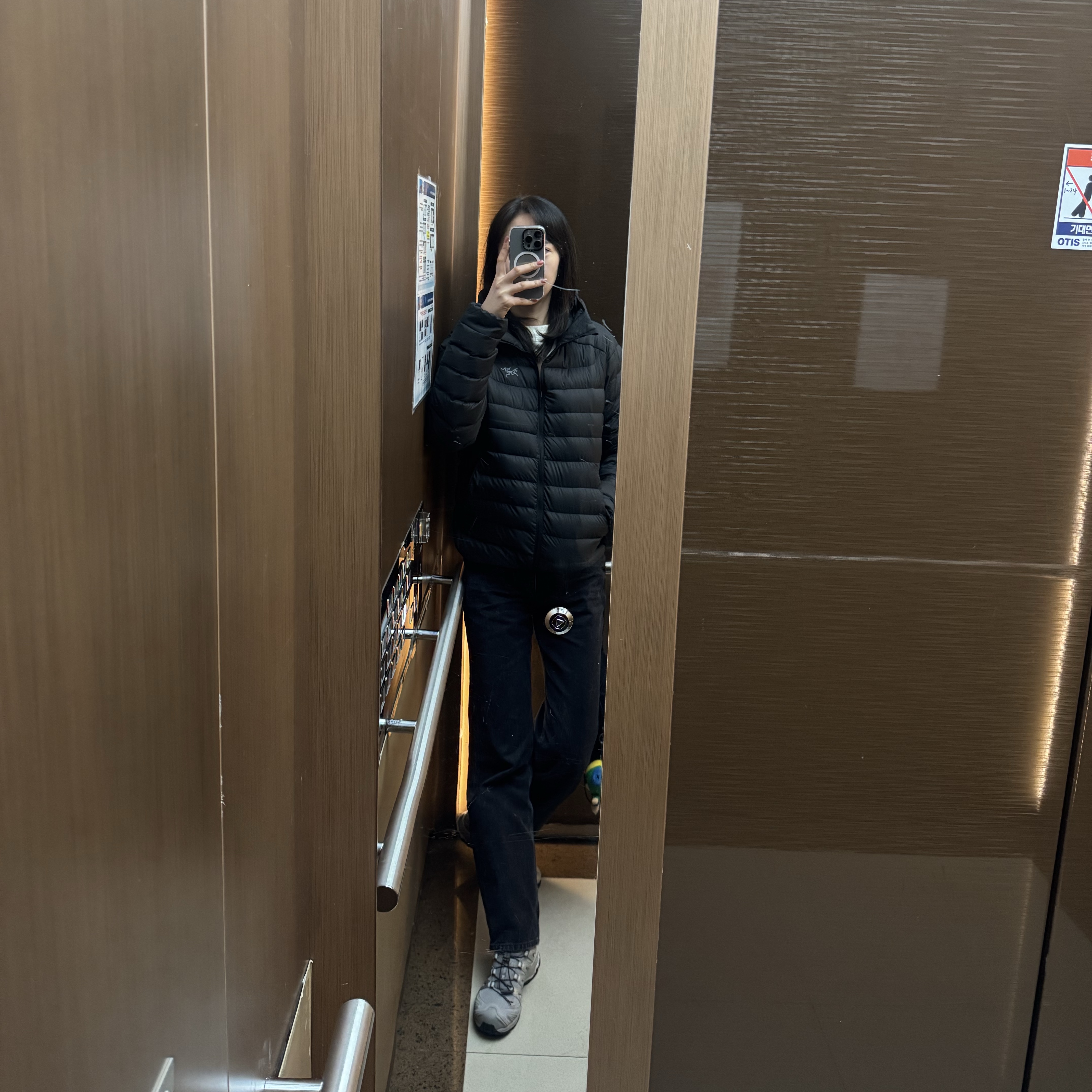 Arc'teryx Cerium Hoody Black, Salomon XA Pro 3D Alloy Silver 착용 스타일