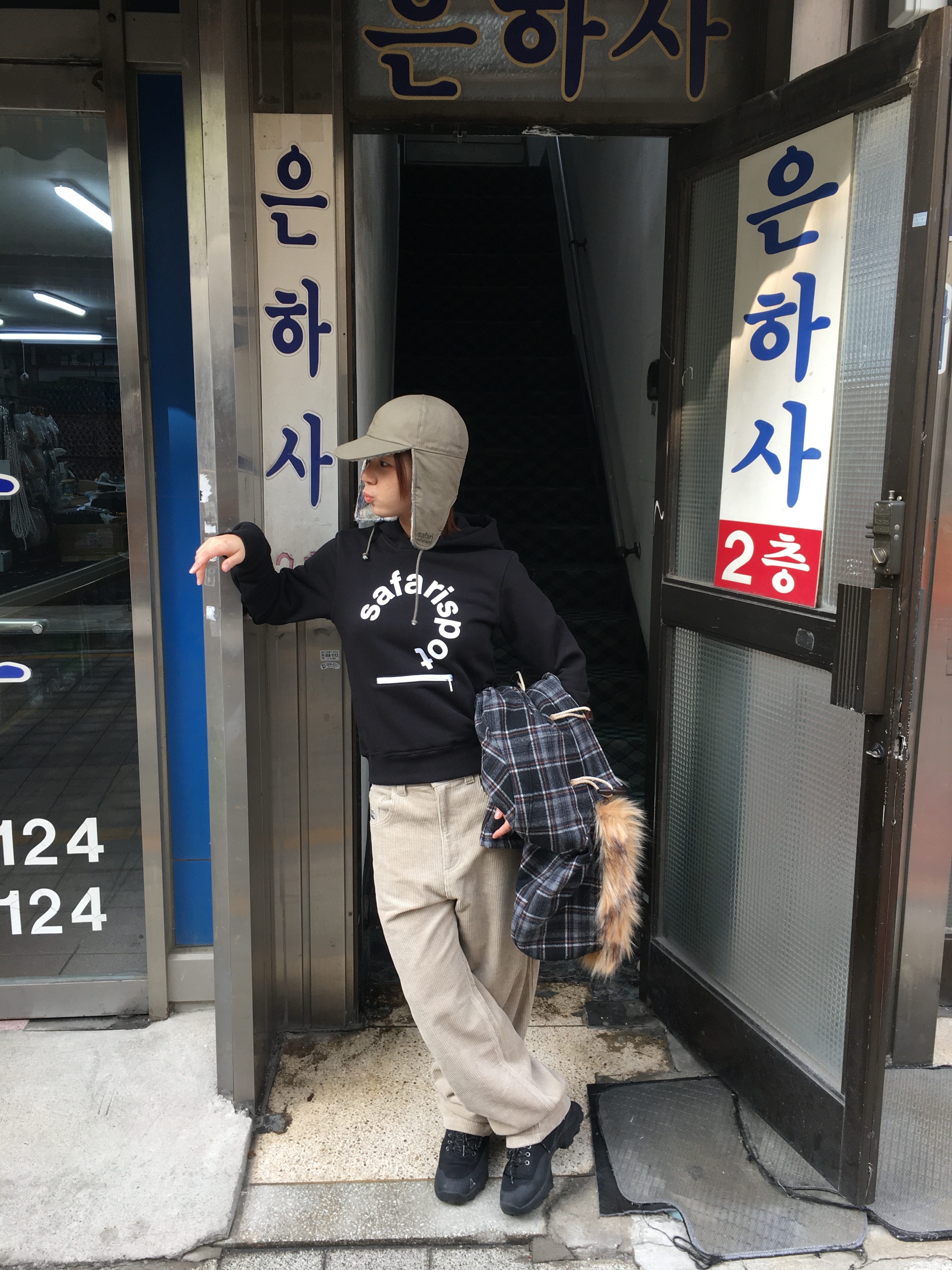 Safarispot 1/2 S.T.C CITY HOODIE BALCK, Safarispot S.T.C CITY CODUROY PANTS BEIGE 착용 스타일