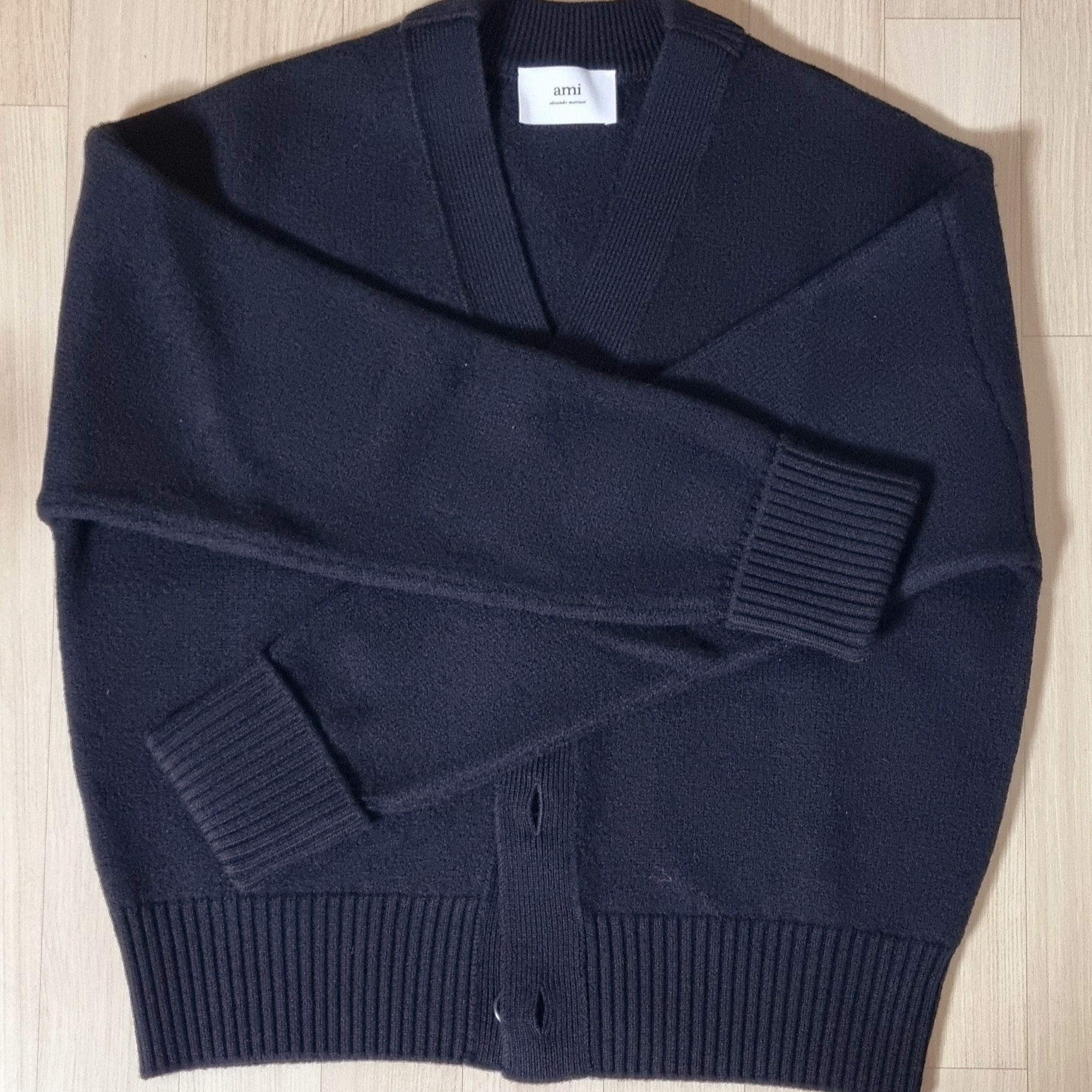AMI de Coeur Oversize Intarsia Cardigan Black 착용 스타일