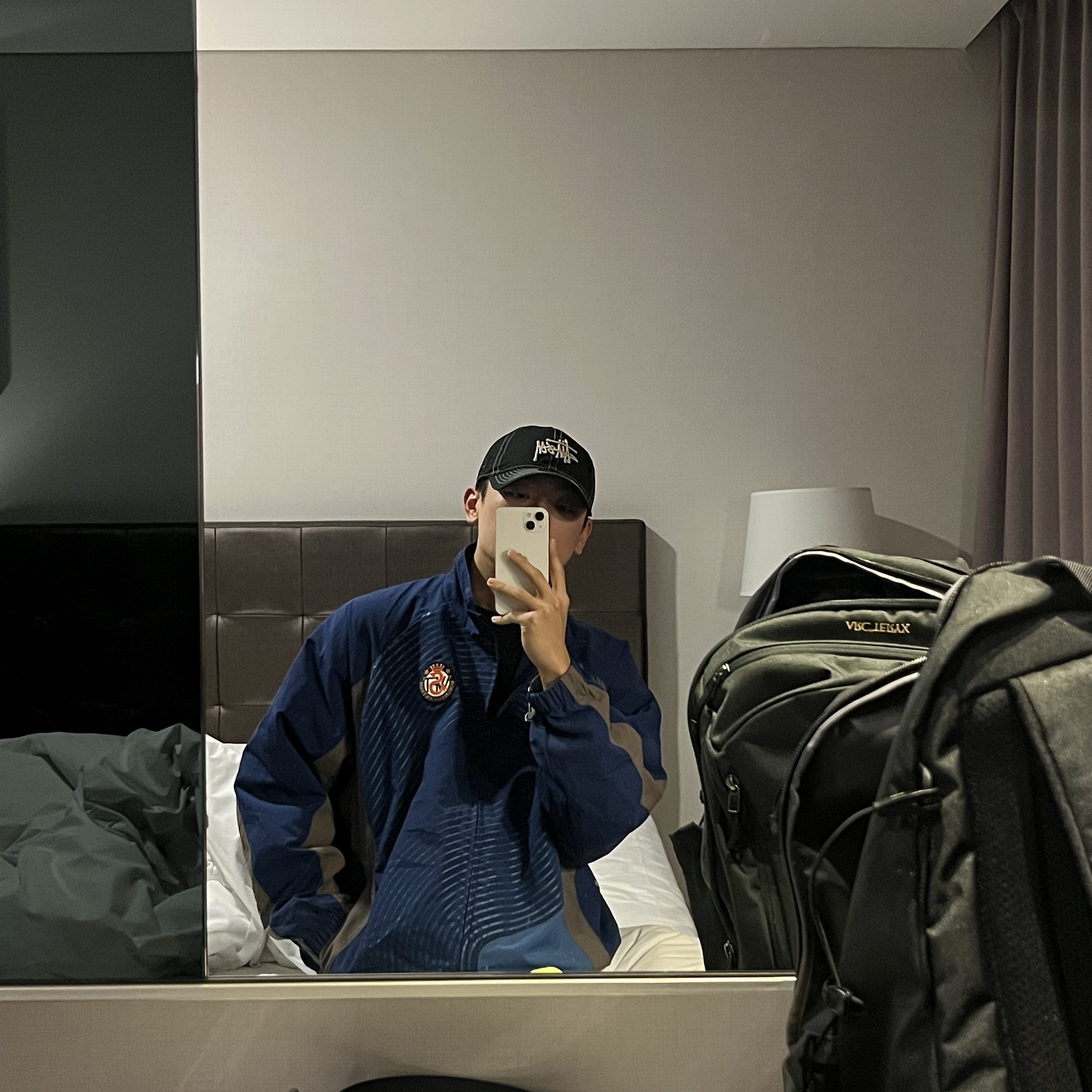 Arc'teryx Mantis 26 Backpack Black, Supreme S Logo Track Jacket Navy - 24FW 착용 스타일 - 1