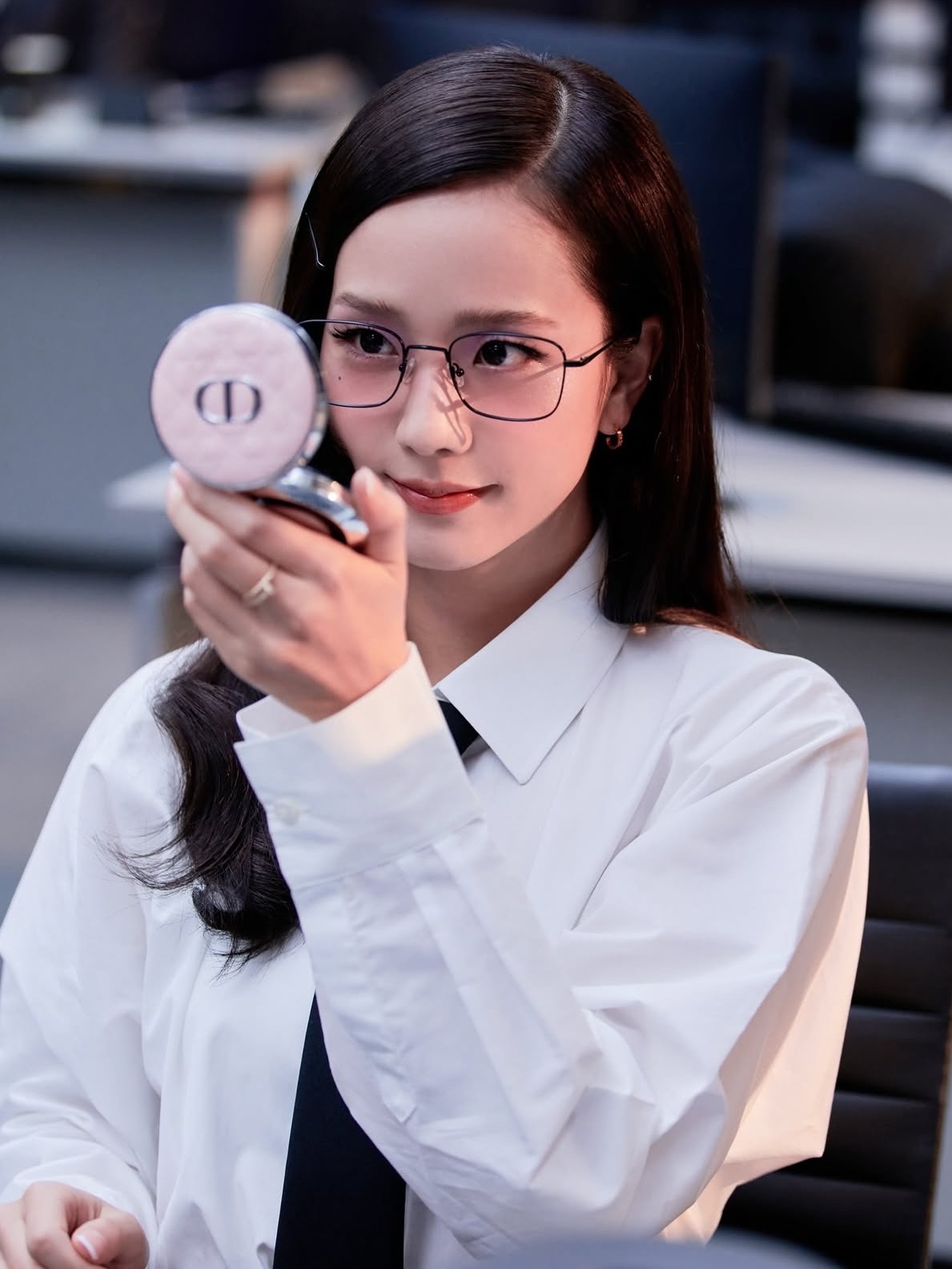 Dior Miss Dior Perfume Mini Miss Solid Perfume 3.2g, Dior Forever Hydra Glow Mesh Cushion Pink Vinyl Cannage 00N Neutral 착용 스타일 - 2