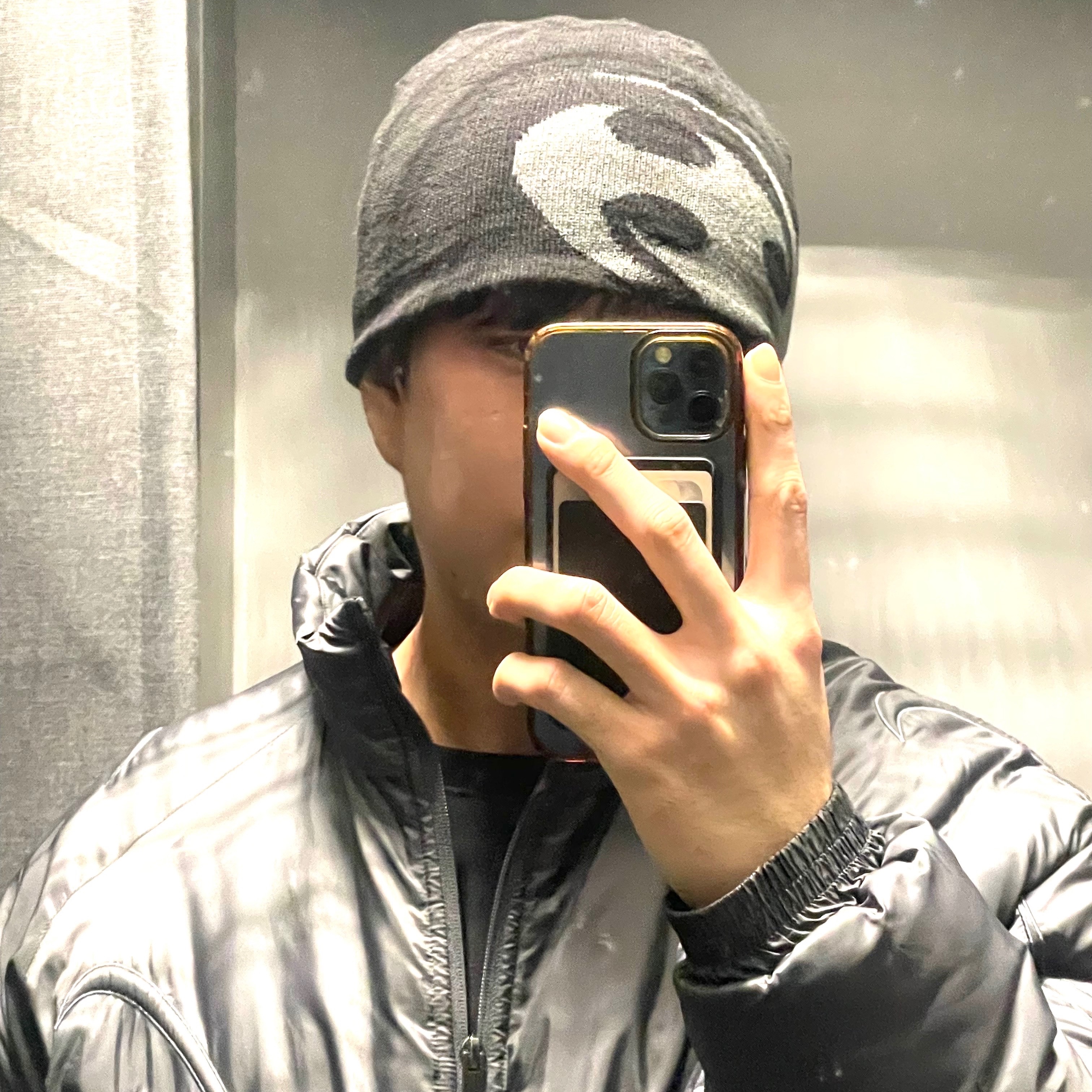 산산기어 로고 비니 블랙, 산산기어 서픽스 푸퍼 자켓 그레이 - 24FW 착용 스타일 - 2