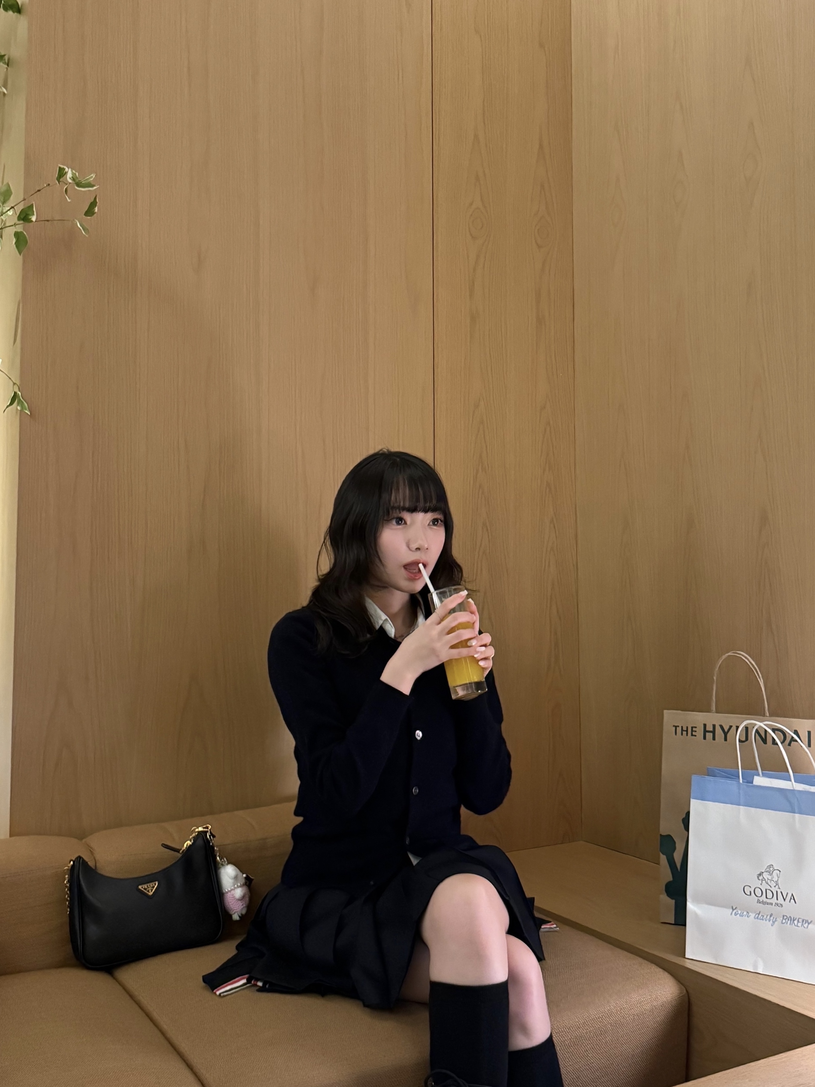 (W) Thom Browne School Uniform Plain Weave Grosgrain Stripe Dropped Back Pleated Mini Skirt Navy, (W) Play Comme des Garcons White Heart Knit Cardigan Navy 착용 스타일 - 2