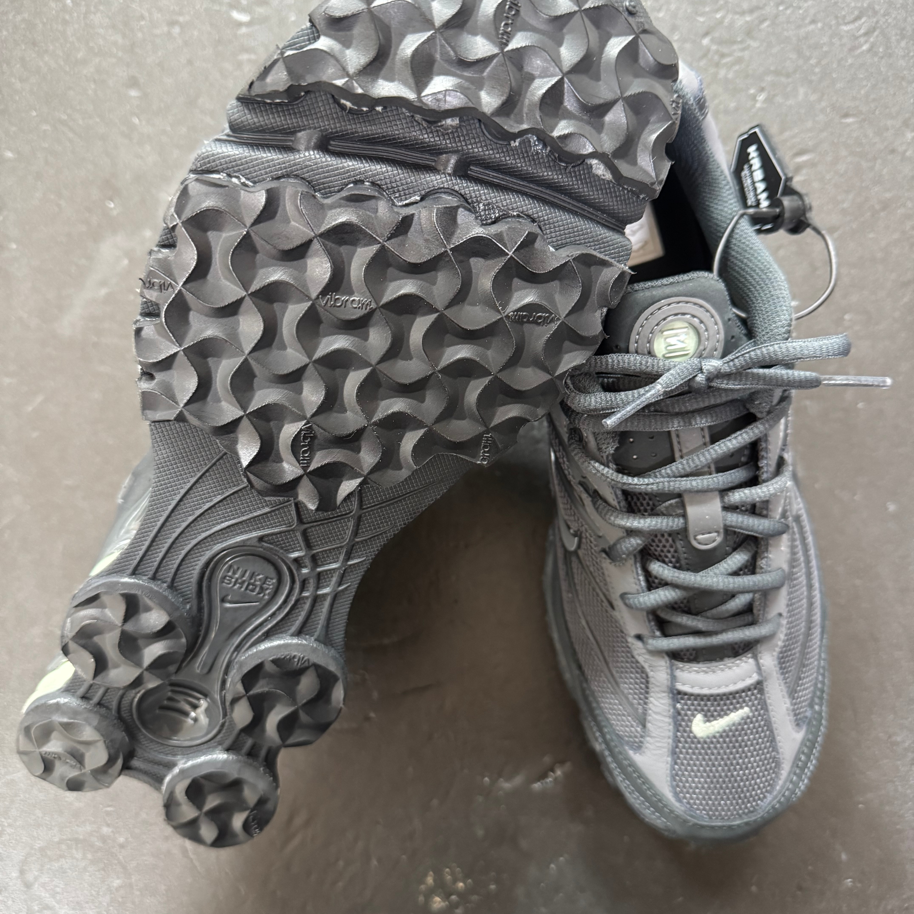 Nike Shox Ride 2 Iron Grey and Anthracite 착용 스타일 - 3