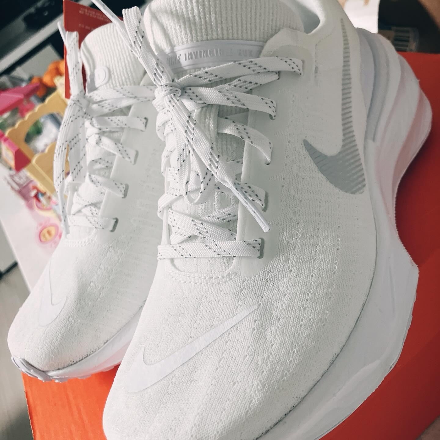 Nike ZoomX Invincible Run Flyknit 3 White Photon Dust 착용 스타일 - 2
