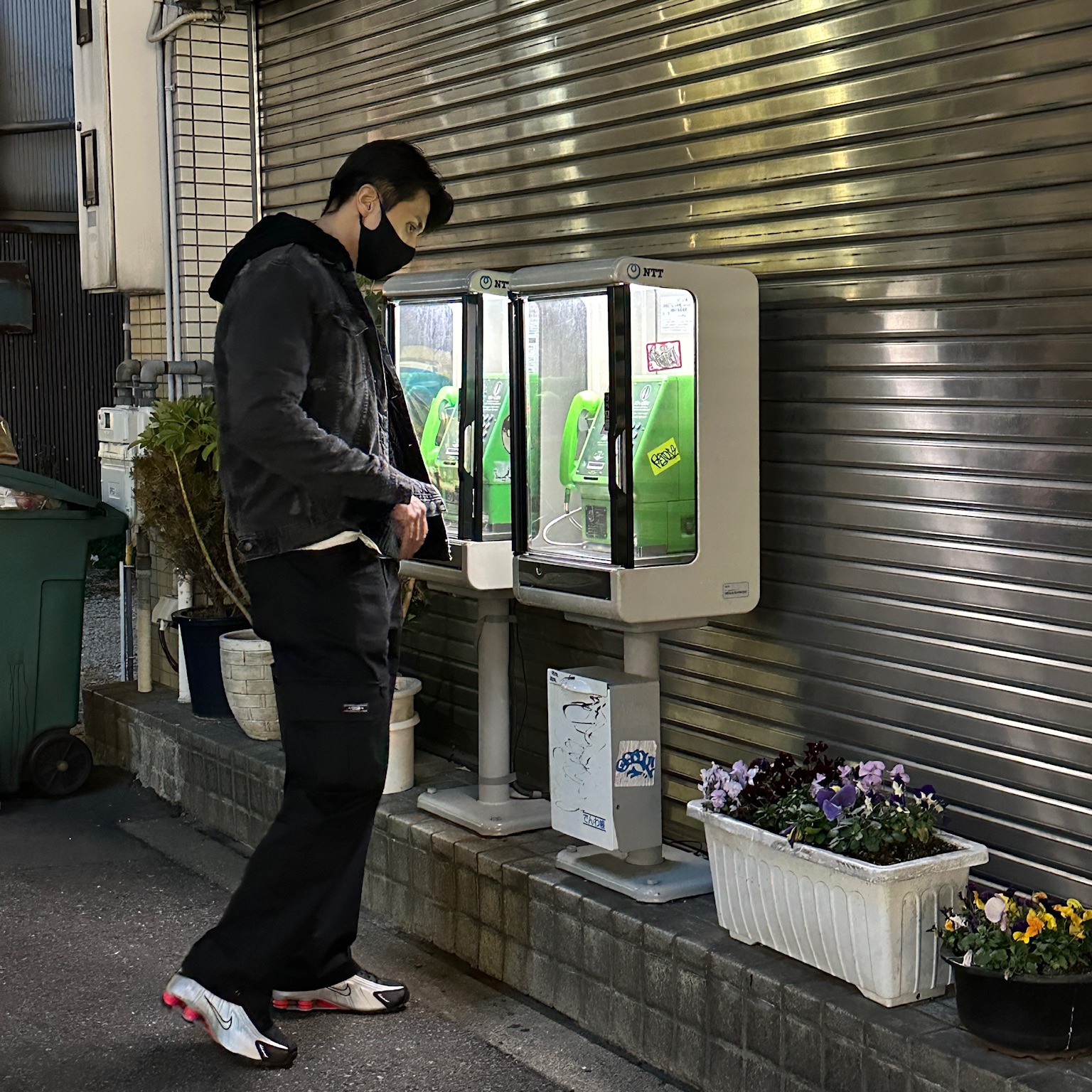 나이키 샥스 R4 메탈릭 실버 레드, 나이키 샥스 R4 블랙 앤 메탈릭 실버 착용 스타일 - 2