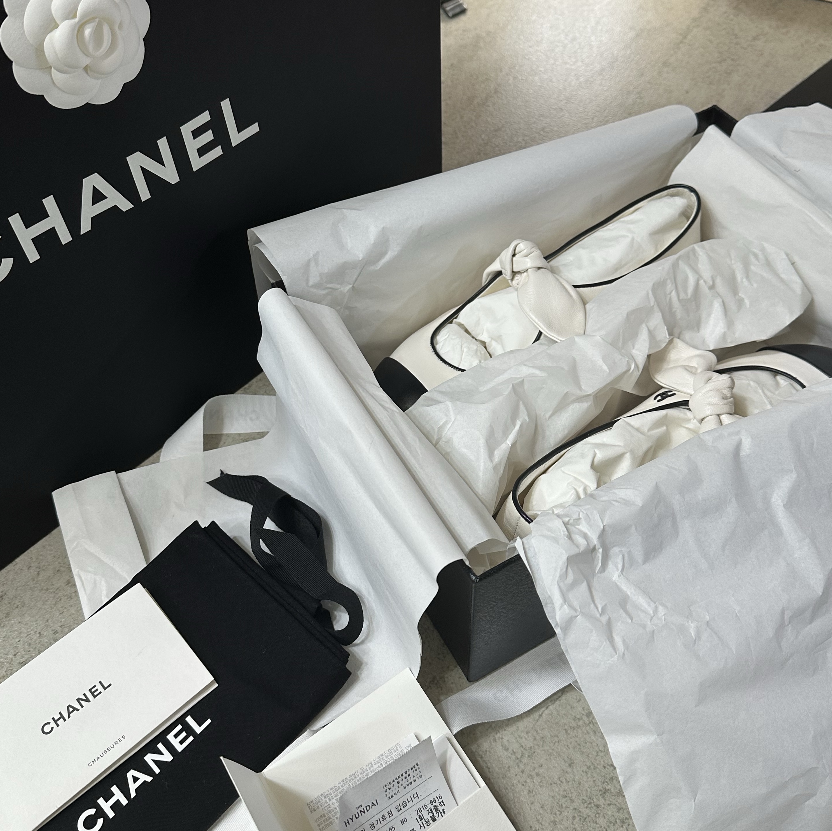 (W) Chanel Mary Janes Lambskin & White Black 착용 스타일 - 3