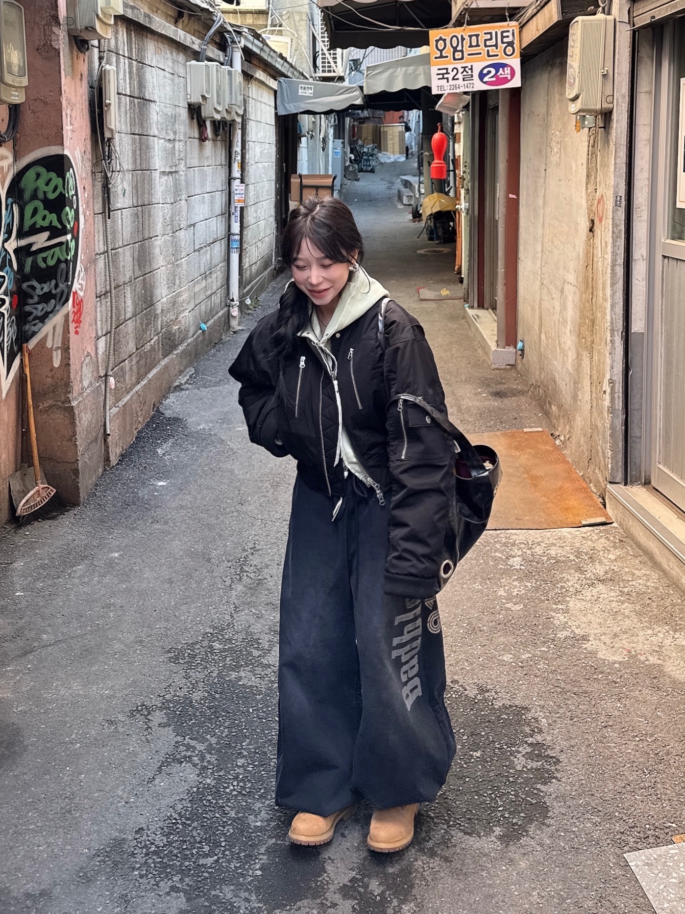 Vacant Archive Dias Inside-out Hood Zip-Up Yellow Green, Vacant Archive Women Melly Padded Bomber Black 착용 스타일 - 3