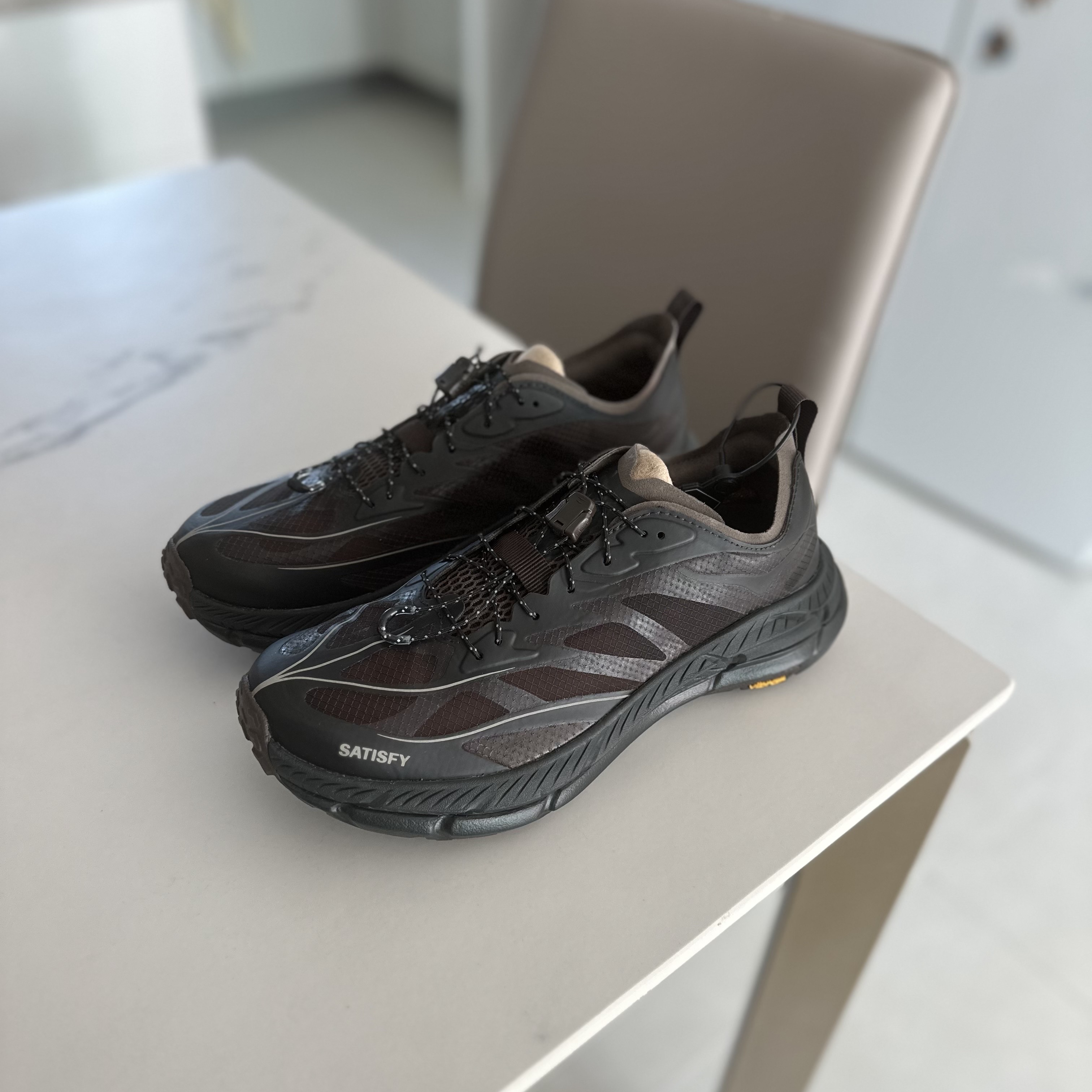 Hoka x Satisfy Mafate Speed 4 Lite Coffee 착용 스타일