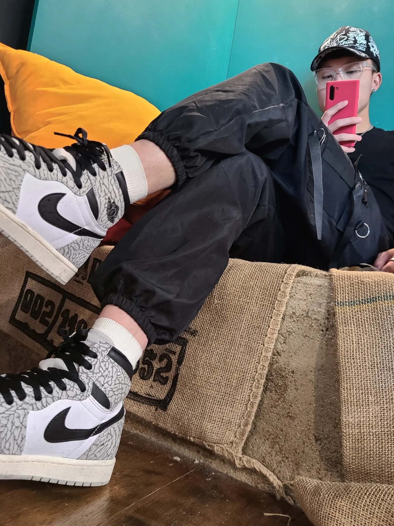 Jordan 1 Retro High OG White Cement 착용 스타일 - 2